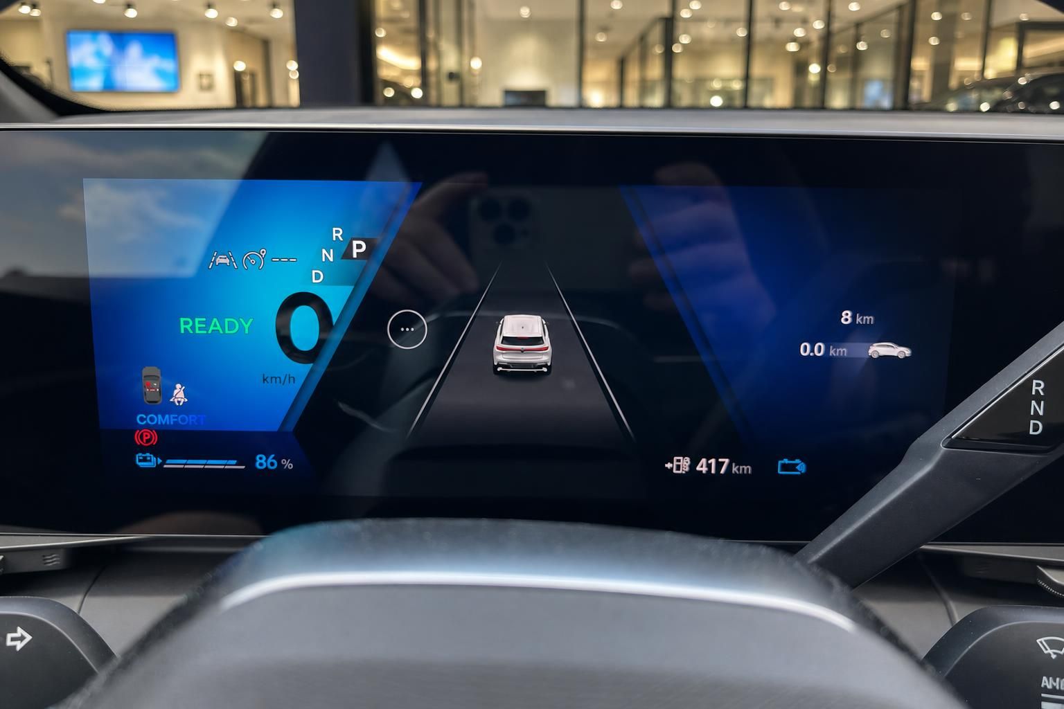 Digitales Cockpit-Display eines Elektrofahrzeugs mit Reichweitenanzeige 417 km und Batteriestand 86%