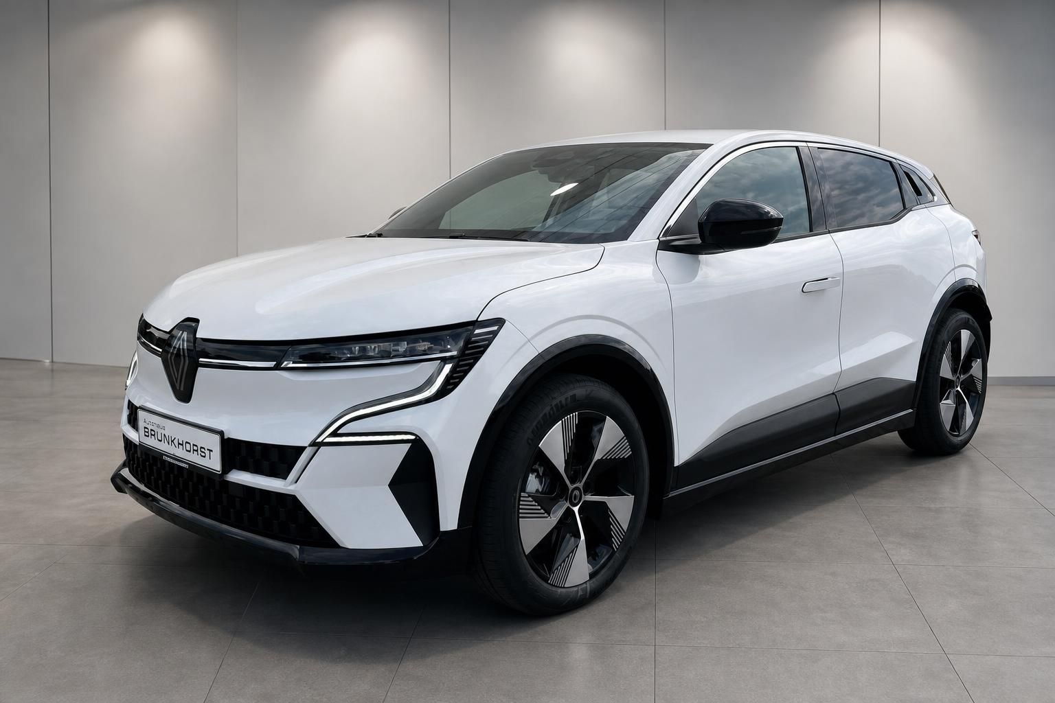Renault Megane E-Tech Elektro weiss Schraegansicht vorne links im Autohaus Brunkhorst
