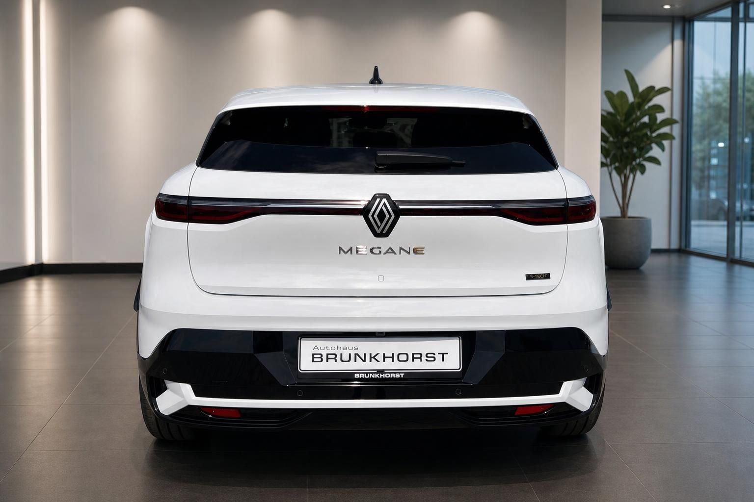 Renault Megane E-Tech Elektro weiss Heckansicht mit LED-Rueckleuchten im Autohaus