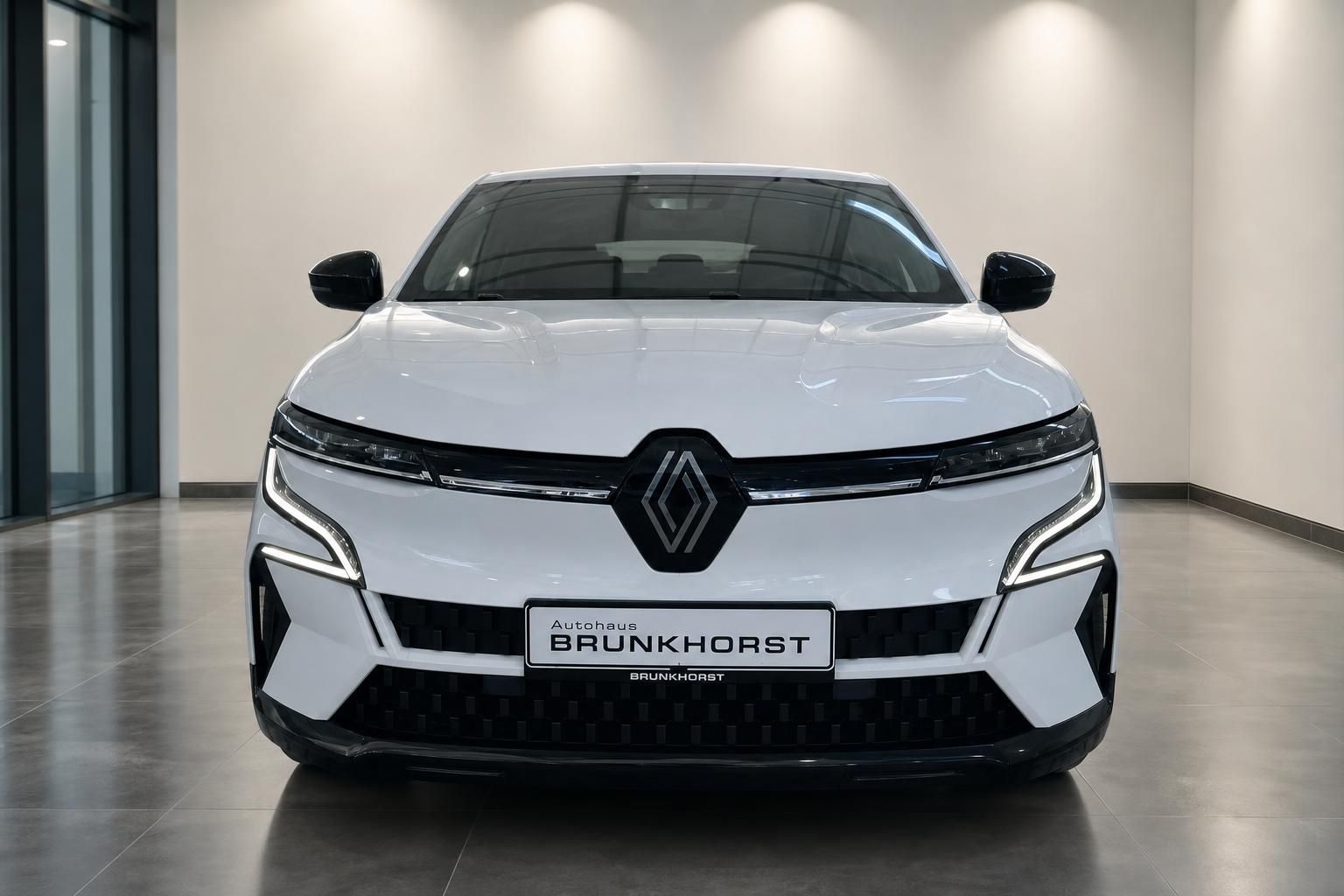 Renault Megane E-Tech Elektro weiss Frontansicht im Autohaus Brunkhorst