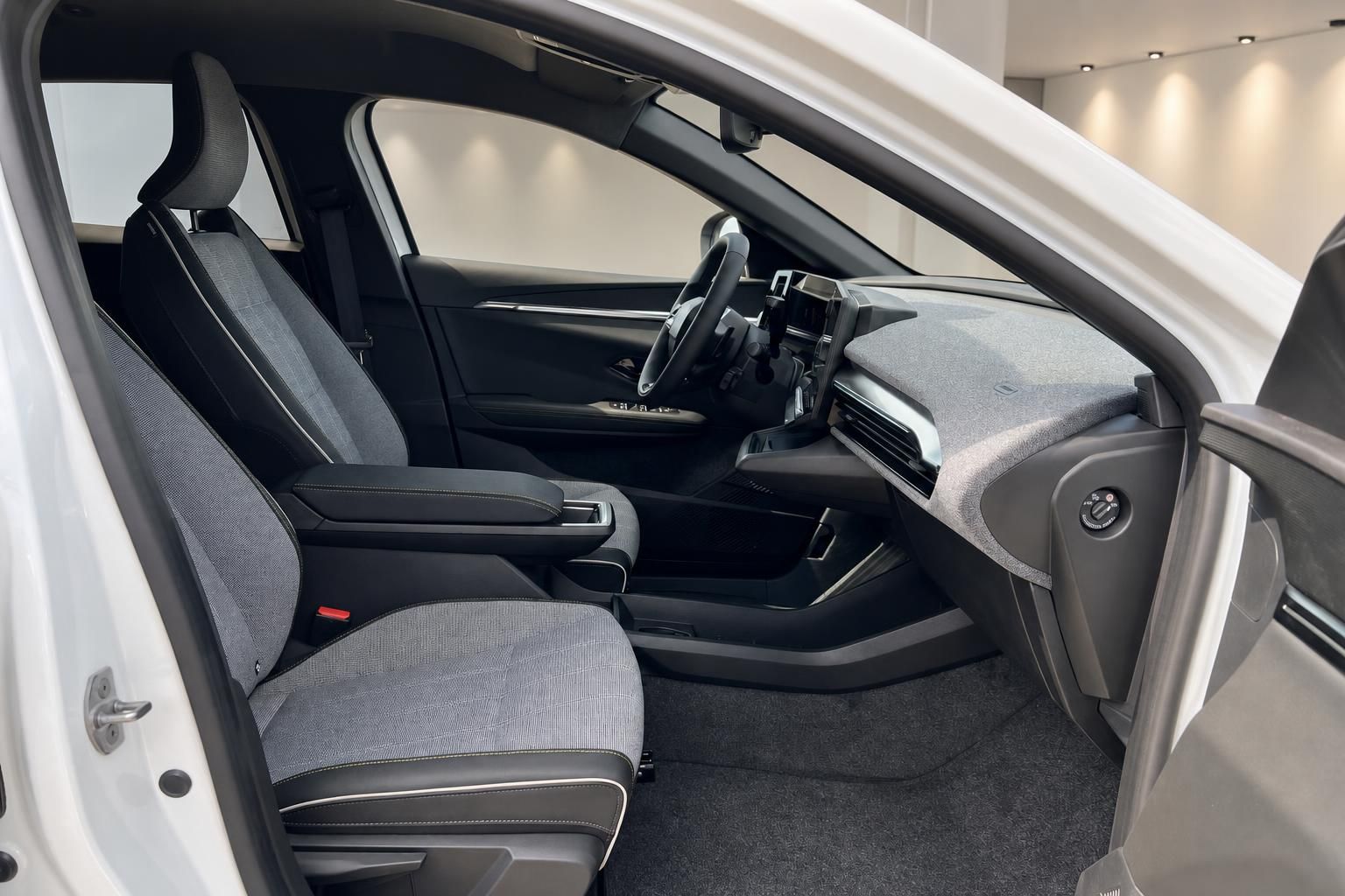 Renault Innenraum – Vordersitze mit grauem Stoffbezug, Mittelkonsole und Cockpit von der Seite