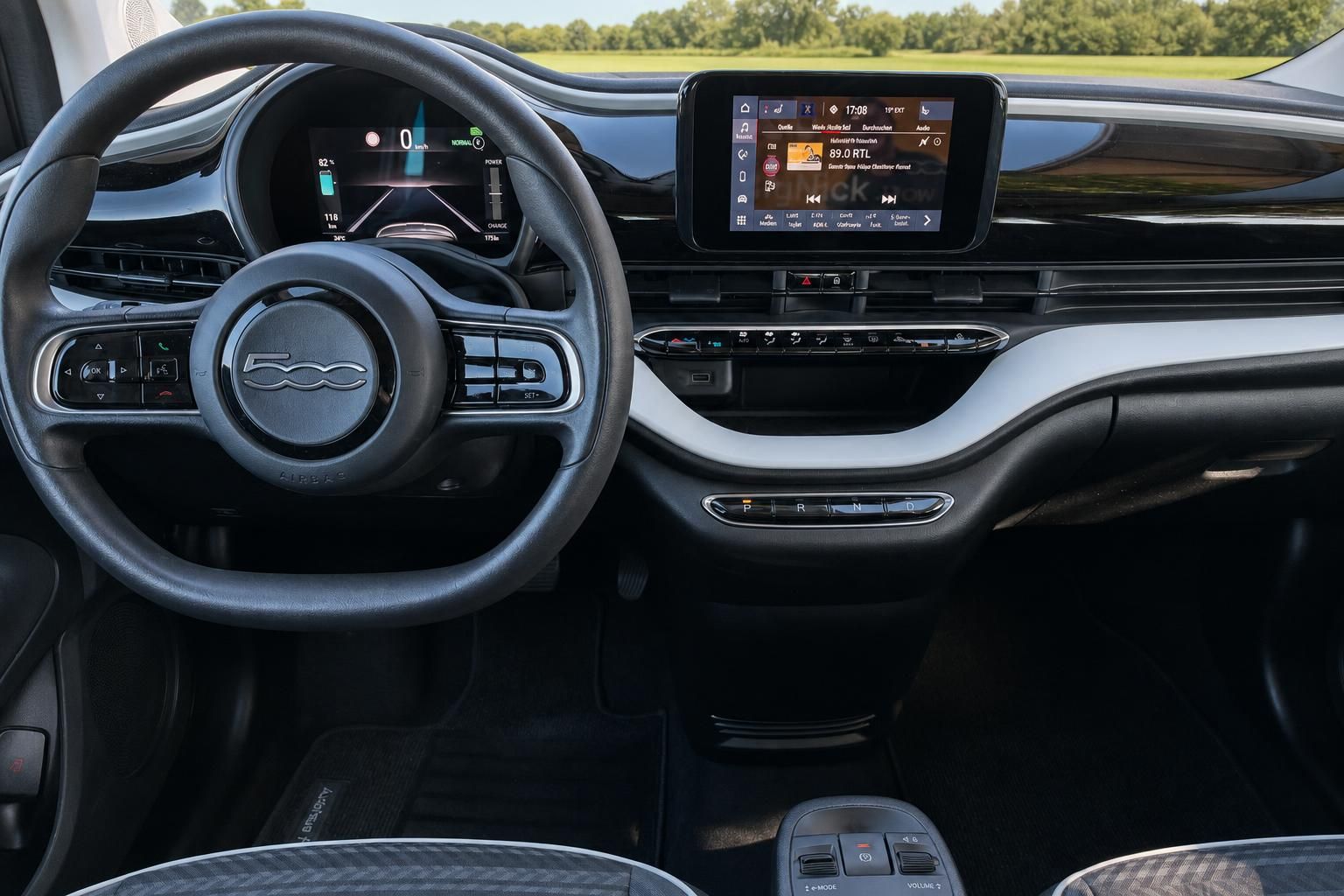 Modernes Fahrzeug-Cockpit mit Touchscreen und digitalem Kombiinstrument