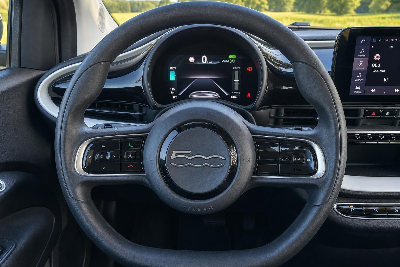 Lenkrad und Armaturenbrett eines modernen Elektrofahrzeugs mit Display