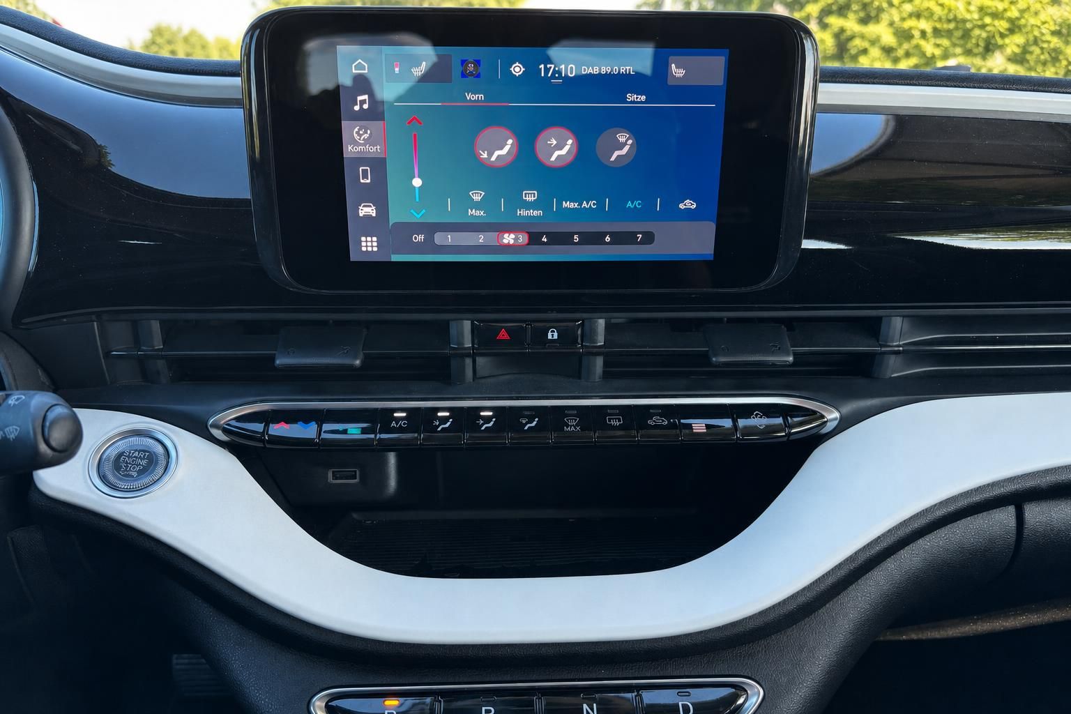 Fahrzeug Armaturenbrett mit Touchscreen Display und Klimasteuerung