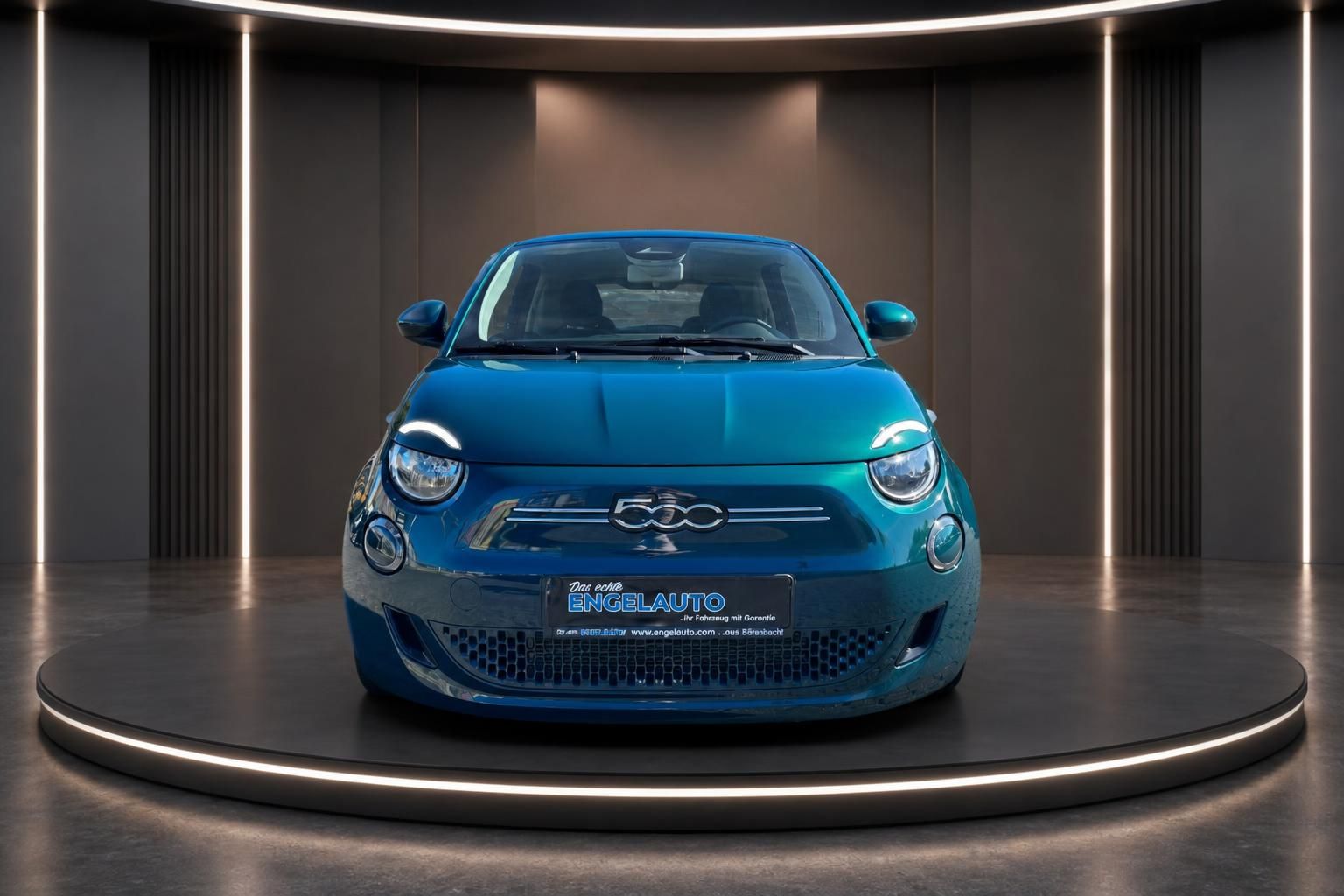 Blauer Fiat 500e - Frontansicht mit Kennzeichen und Händlerlogo im Showroom