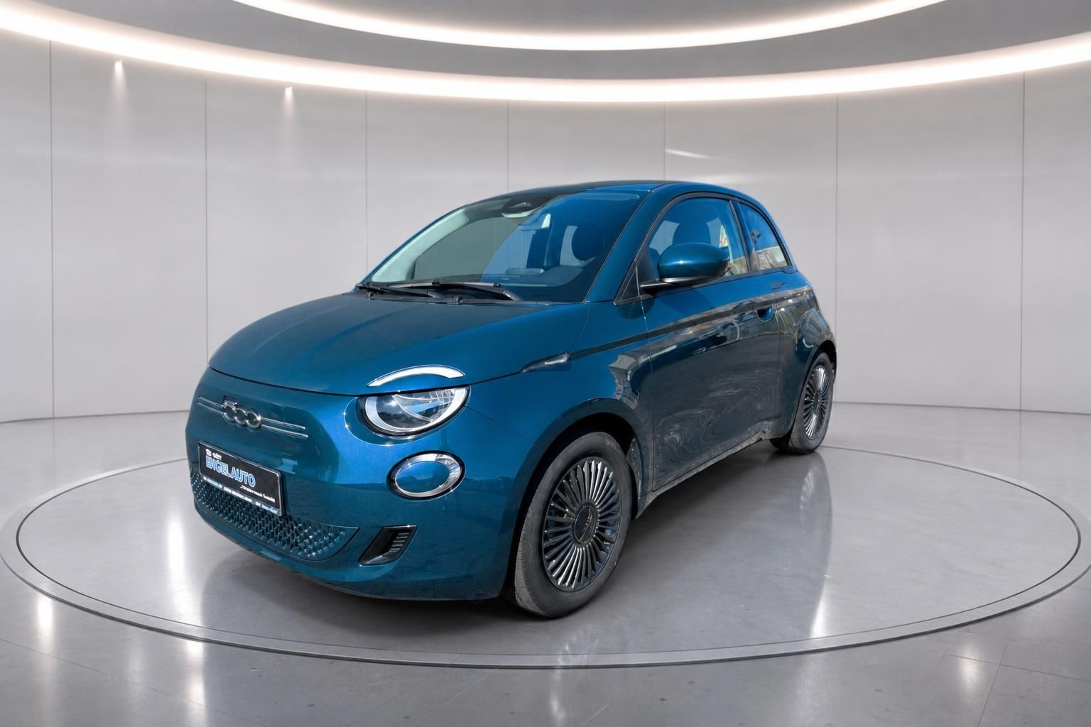 Blauer Fiat 500e Elektroauto - Schrägansicht vorne links im modernen Showroom