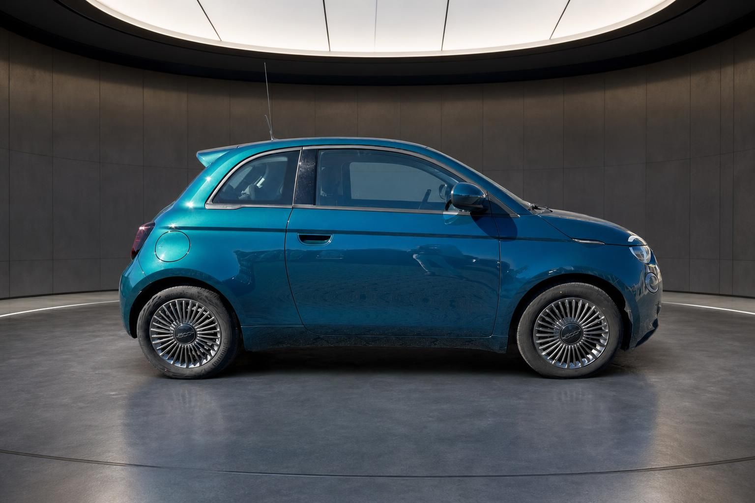 Fiat 500e in Blau - Seitenansicht links mit Blick auf Profil und Felgen