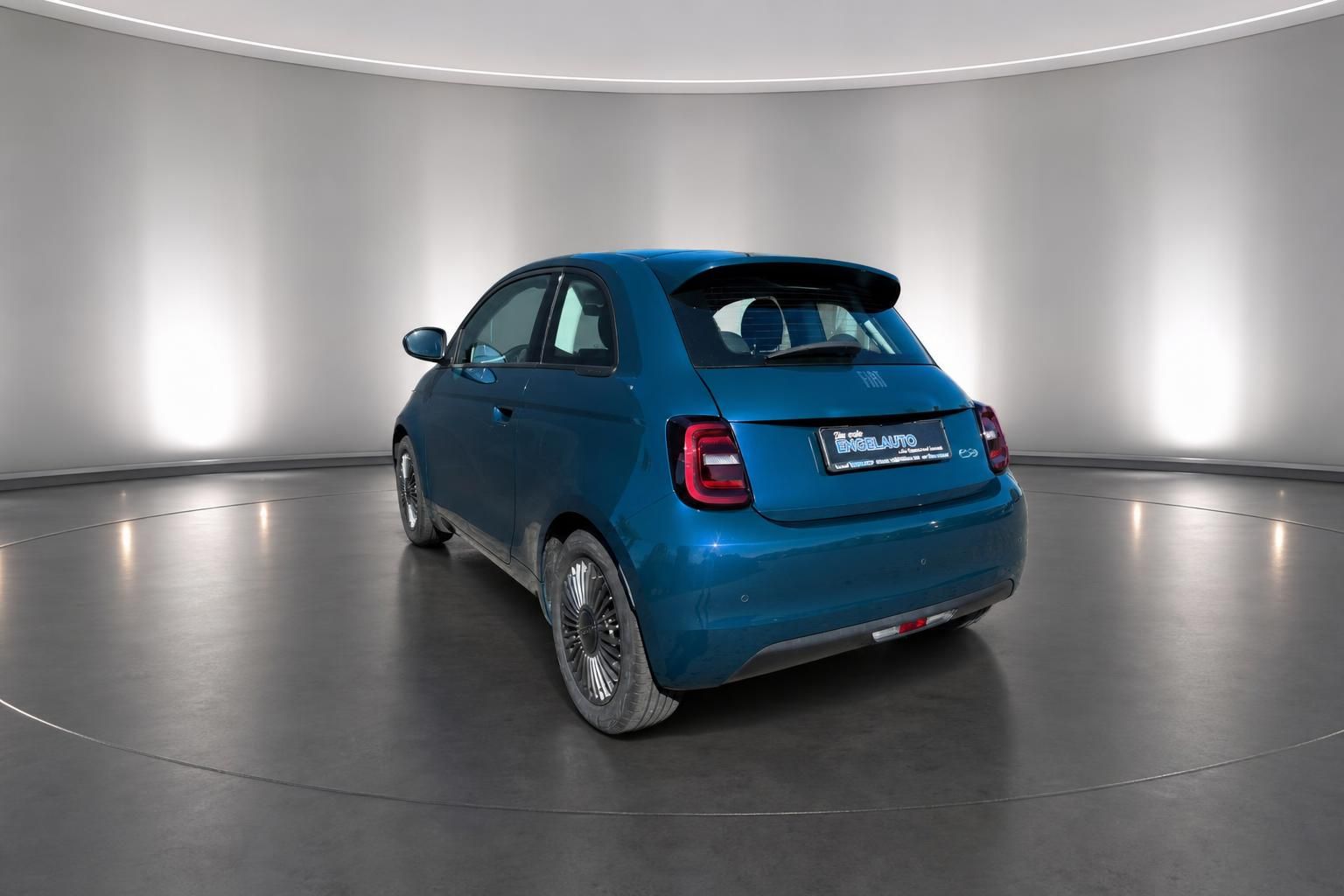 Fiat 500e Elektroauto in Blau - Heckansicht mit Rücklichtern und Kennzeichen