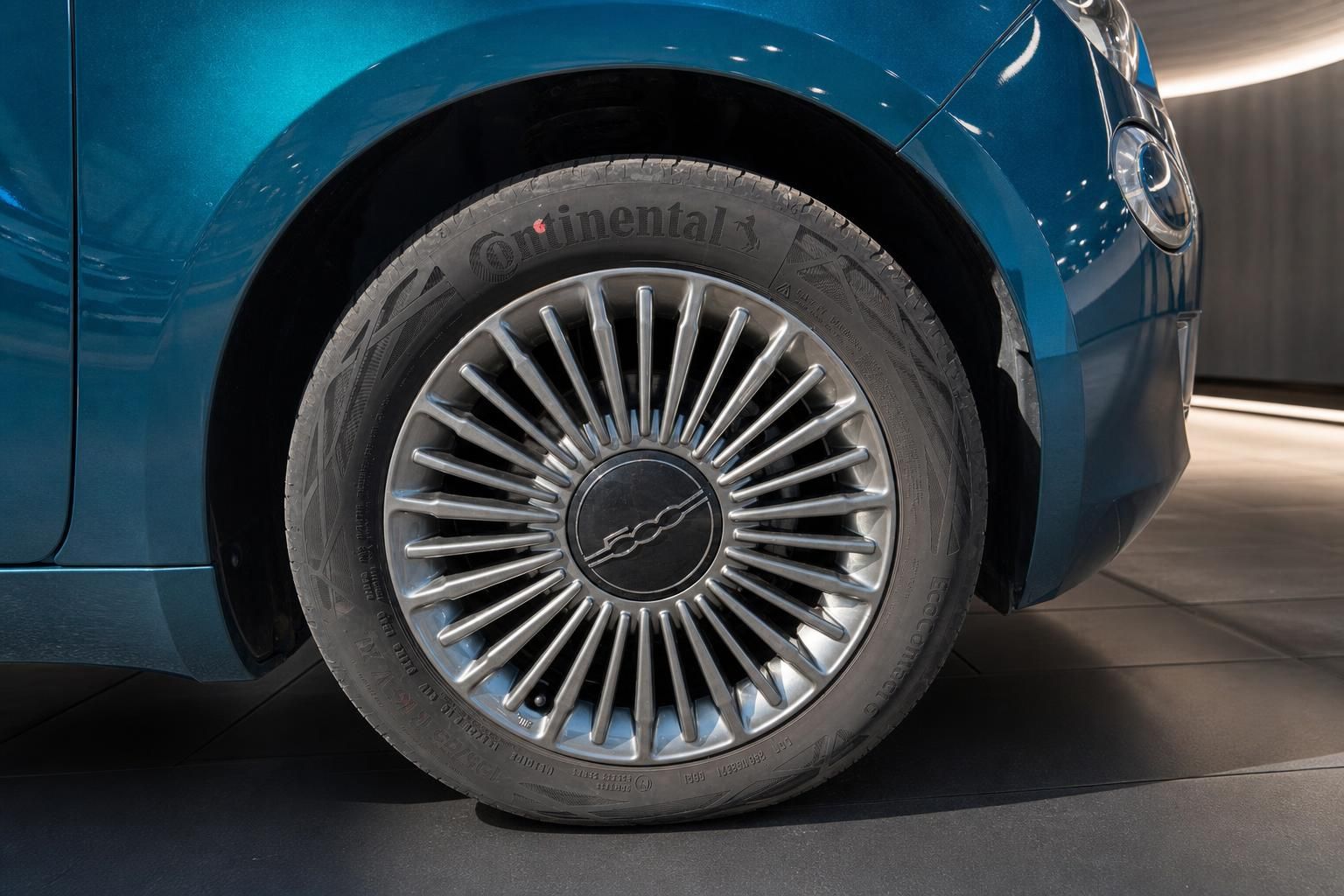 Nahaufnahme Felge und Reifen eines blauen Elektrofahrzeugs mit Continental-Bereifung