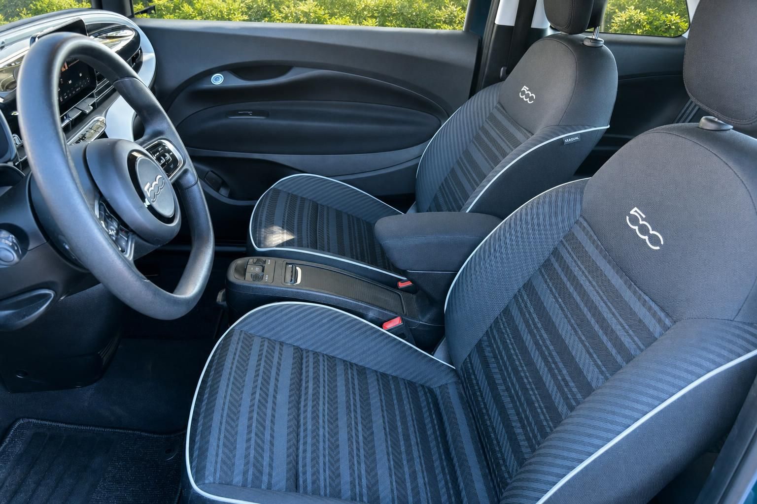 Fahrzeuginnenraum mit grauen Sitzen und Lenkrad - Detailaufnahme des Cockpits