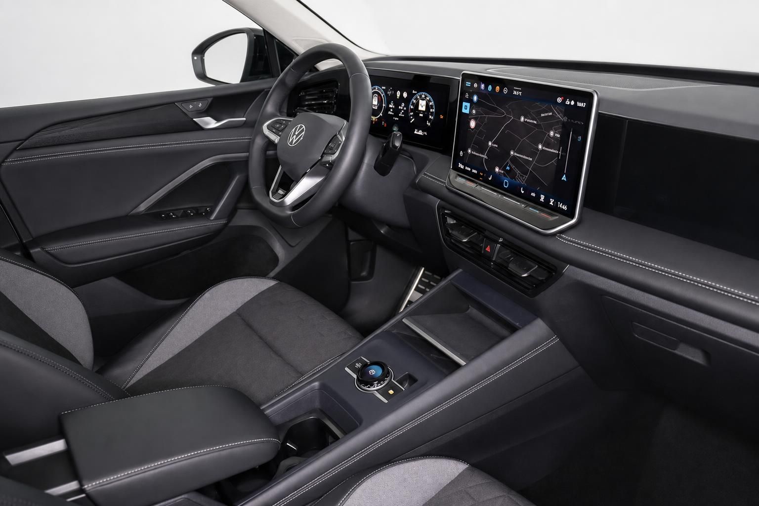 VW Innenraum mit Lenkrad, Sitzen und Touchscreen im Seitenprofil