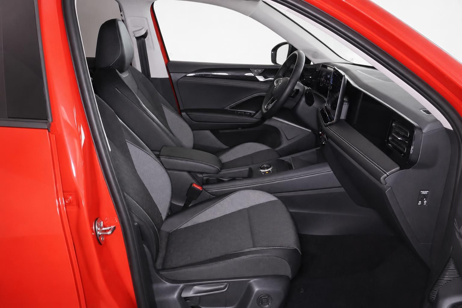 VW Tiguan Innenraum: Vordersitze in schwarz mit Cockpit und Touchscreen