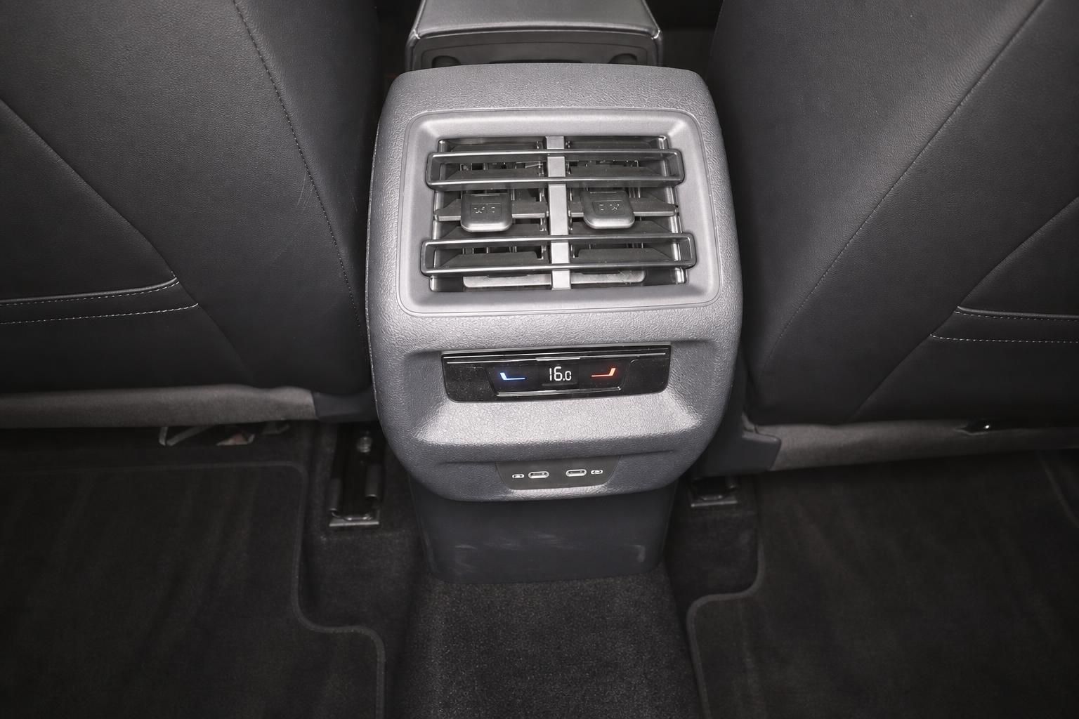 VW Tiguan Rücksitze: Luftausströmer und USB-Anschlüsse im Fond