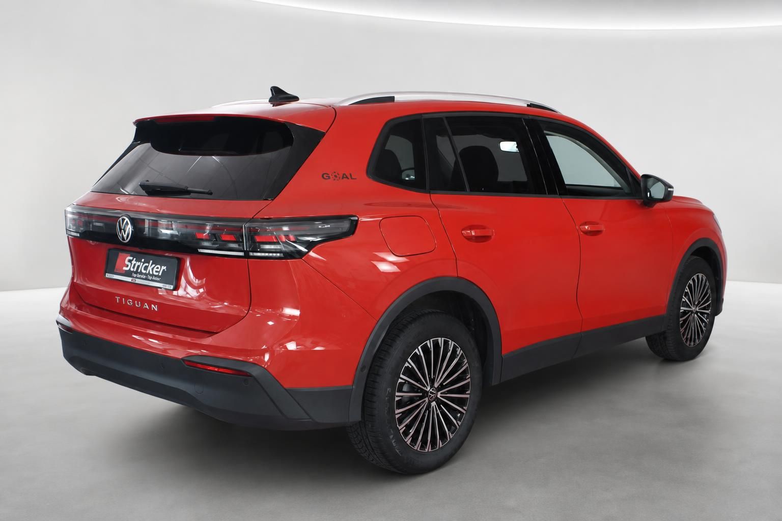VW Tiguan rot: Heckansicht mit Alufelgen und Panoramadach