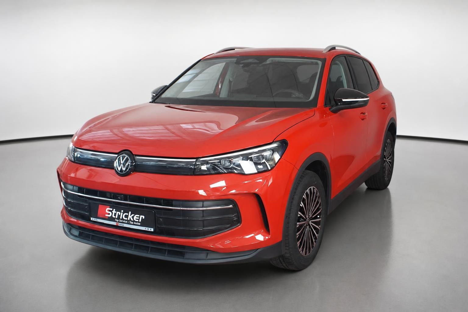 VW Tiguan rot, Front- und Seitenansicht im Studio