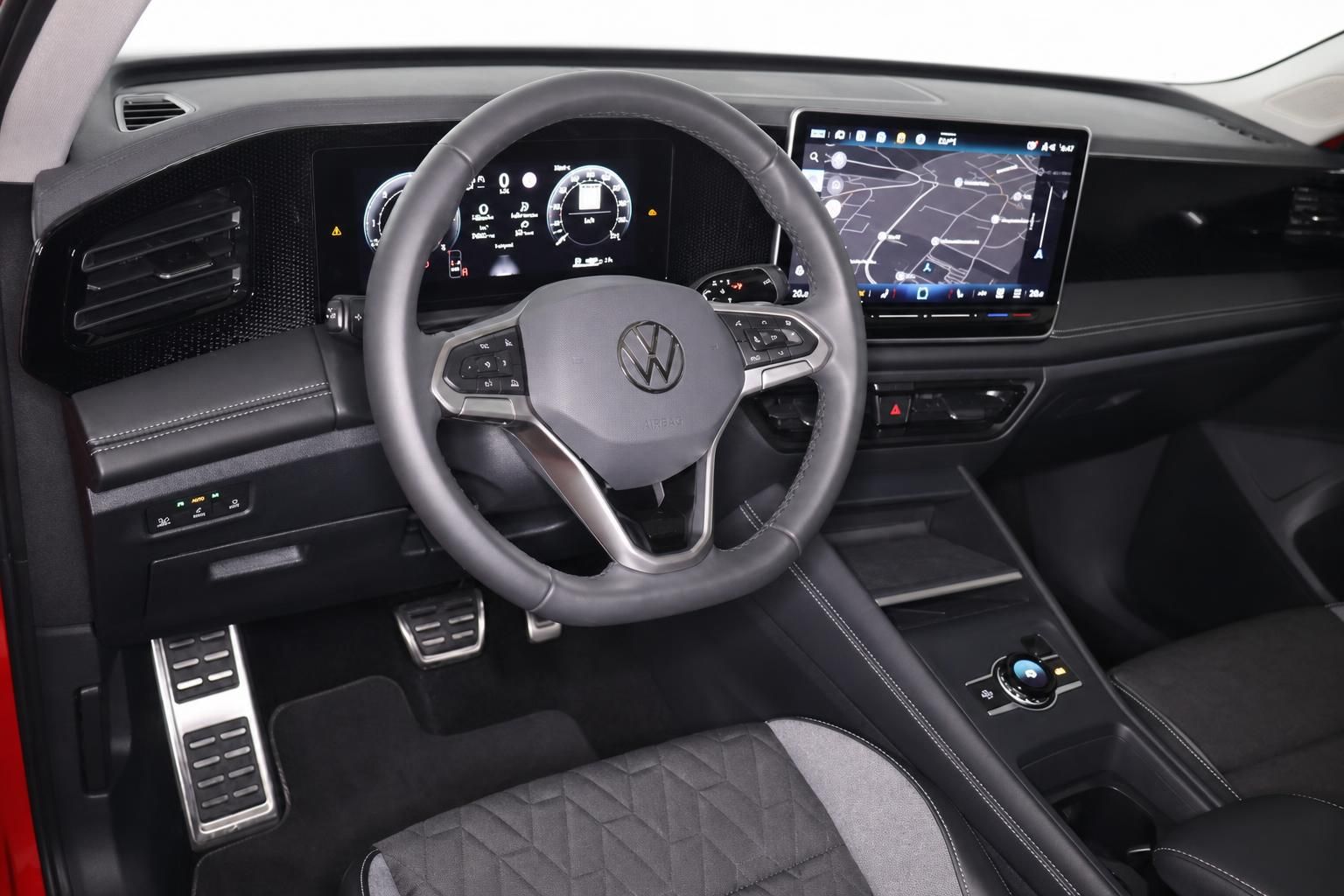 VW Tiguan Cockpit mit Lenkrad und Navigationsdisplay