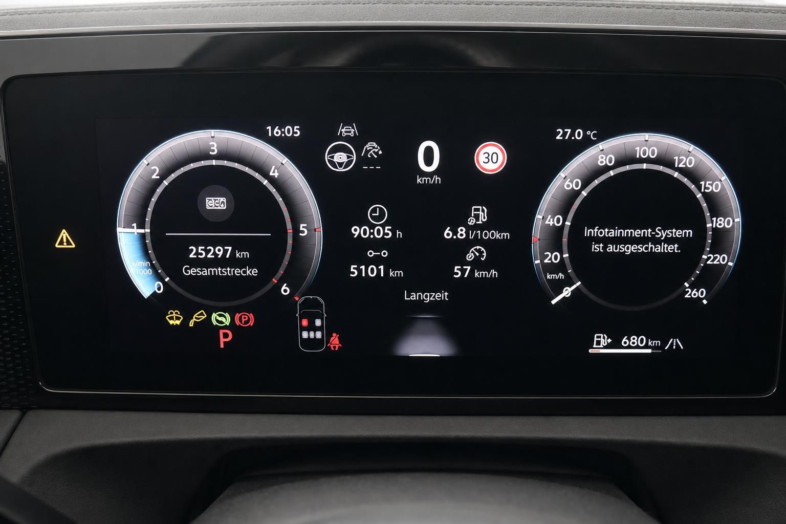 Digitales Kombiinstrument mit Tacho und Fahrzeuginformationen im VW Innenraum