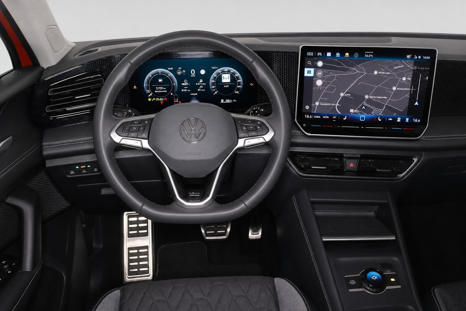 VW Cockpit mit Lenkrad, Kombiinstrument und Navigationsbildschirm im Detail