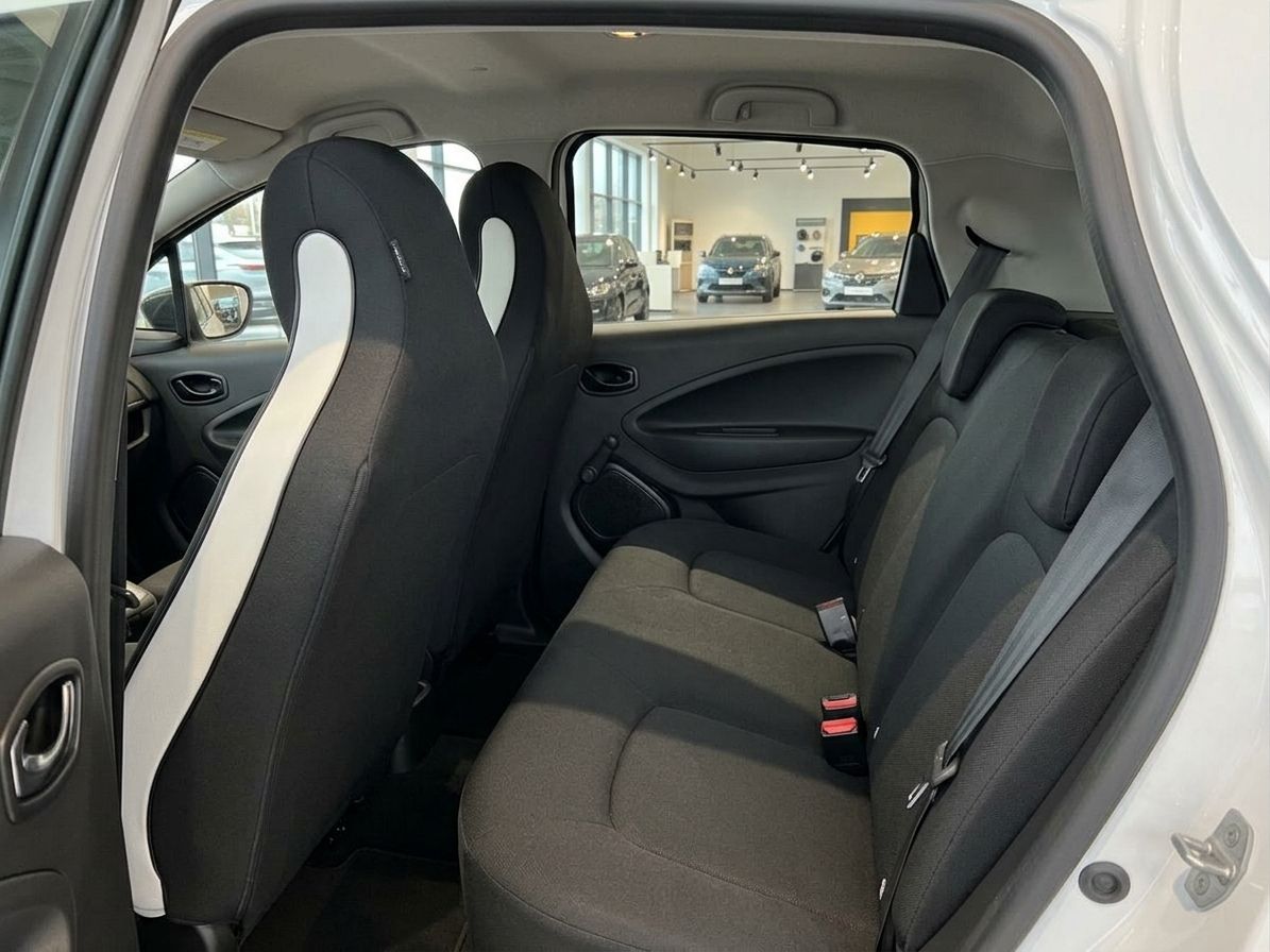 Renault Rücksitzbank mit grauen Stoffsitzen und Sicherheitsgurten im Fahrzeuginnenraum