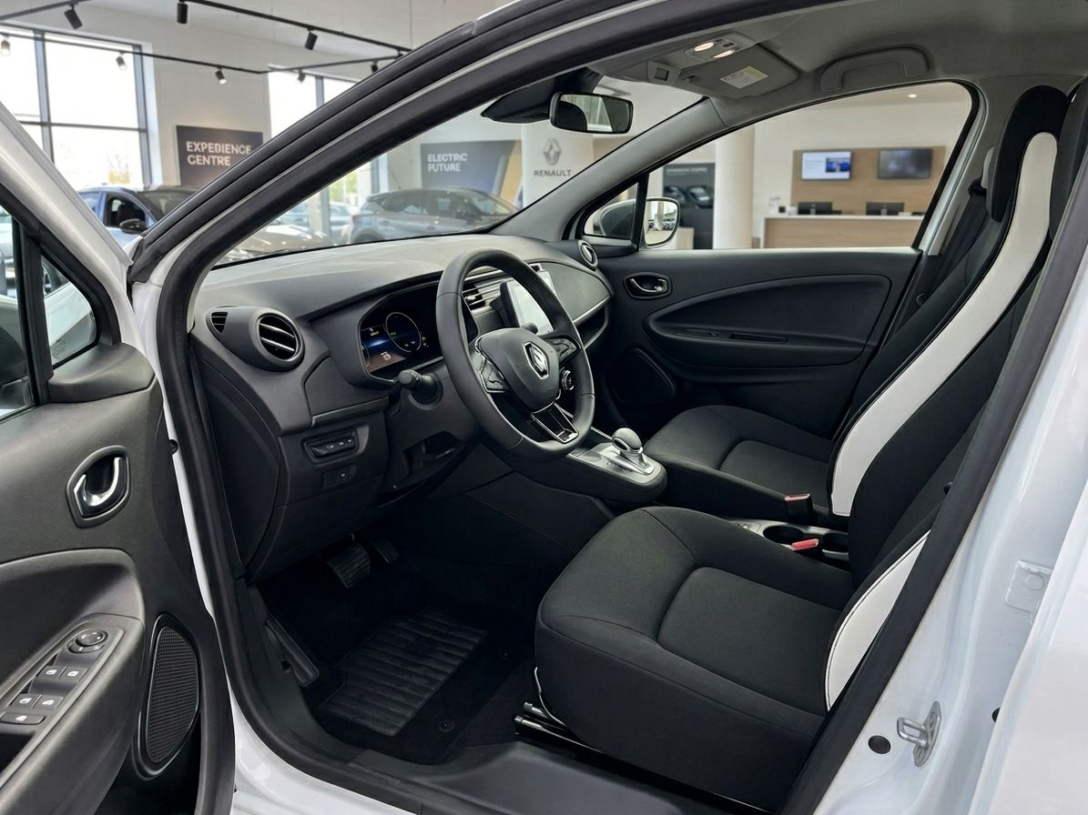 Renault ZOE Innenraum schwarz-weiß - Elektroauto Cockpit und Fahrersitz