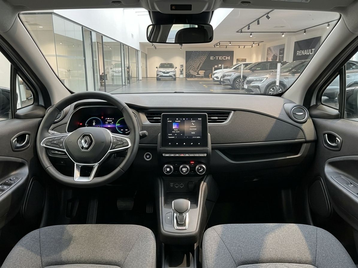 Renault Innenraum mit Lenkrad, Armaturenbrett und Touchscreen-Display in modernem Design