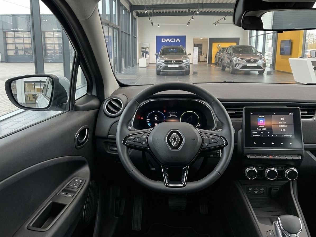 Renault Cockpit-Ansicht mit digitalem Kombiinstrument und Infotainment-System im Autohaus