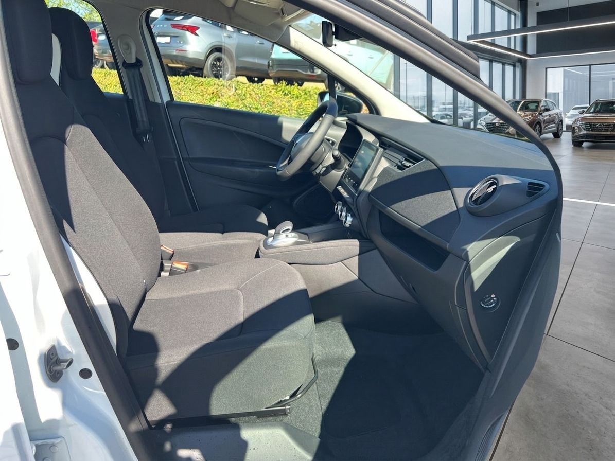 Renault Beifahrerbereich mit grauen Sitzen und Mittelkonsole im Autohaus-Showroom
