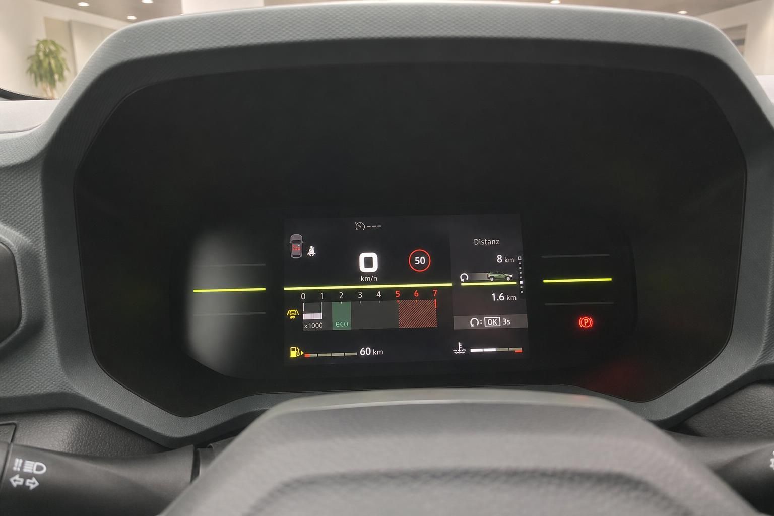 Digitales Kombiinstrument mit Tempolimit-Anzeige und Verbrauchsdaten im Fahrzeug