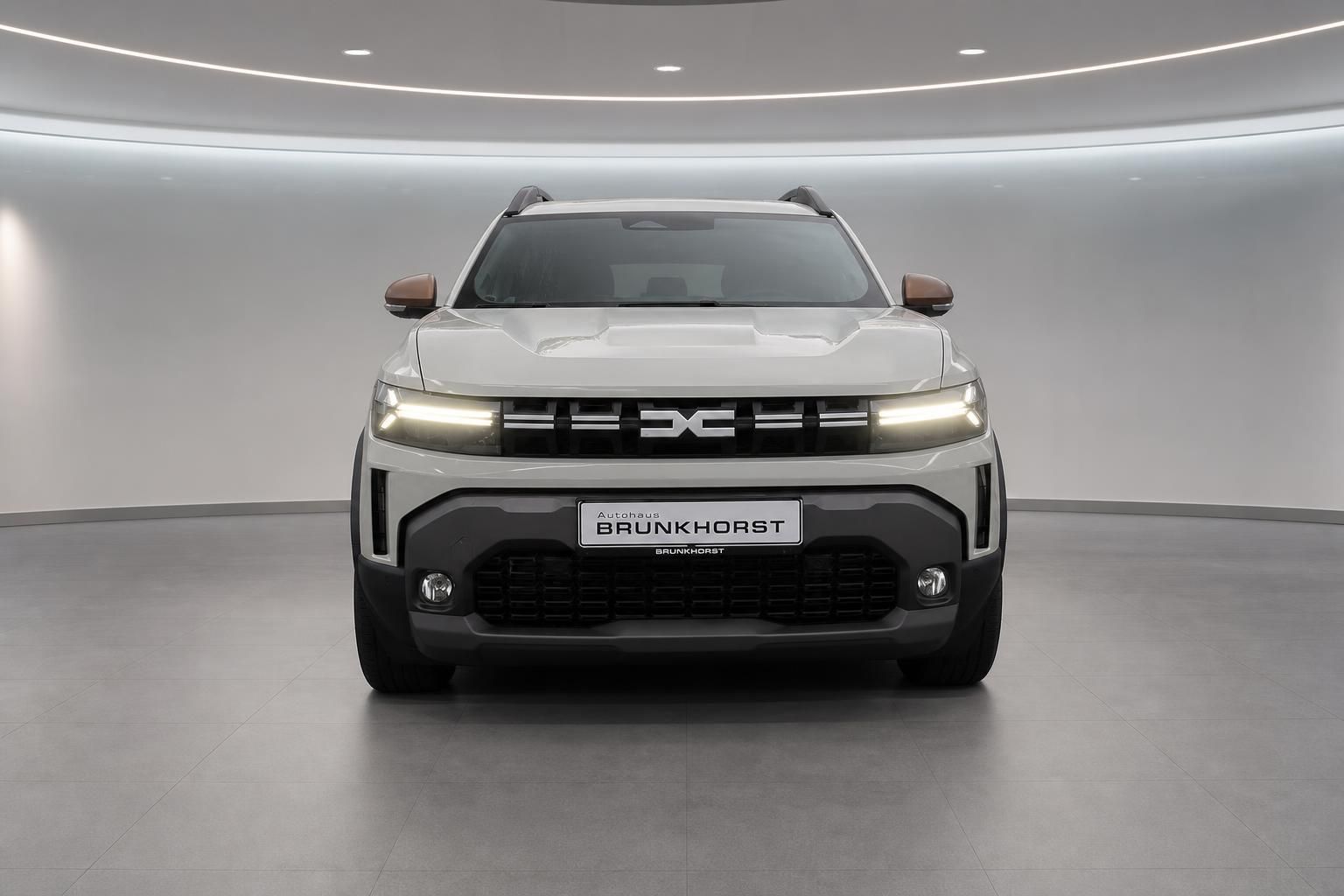 Dacia Duster Frontansicht in Weiß mit LED-Scheinwerfern im Autohaus