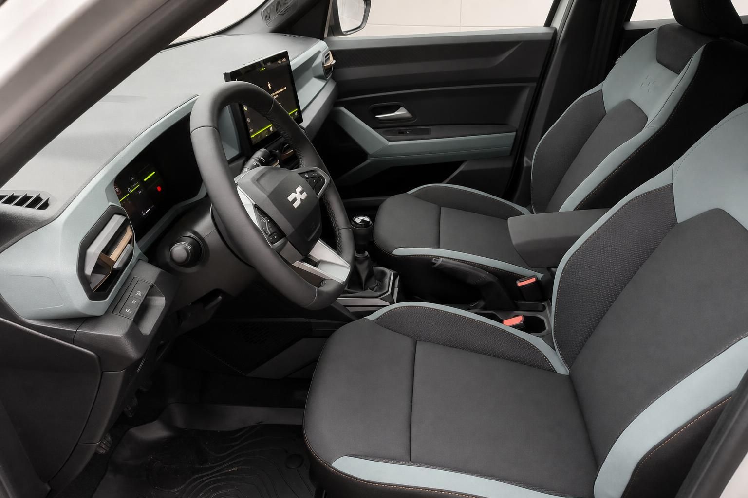 Dacia Duster Innenraum mit Sportsitzen, Lenkrad und Multimedia-Display