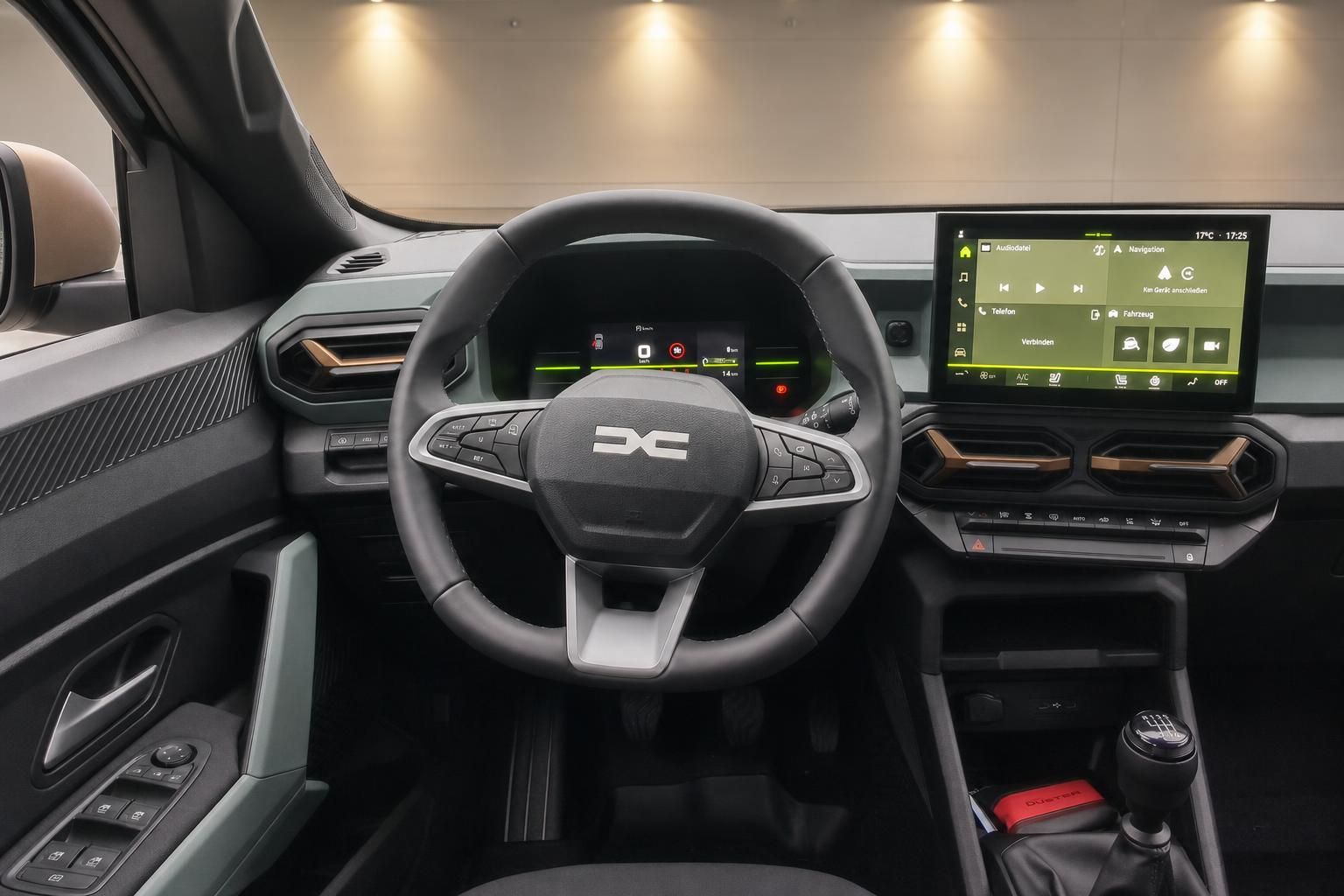 Dacia Cockpit mit Lenkrad und Infotainment-Display im Innenraum