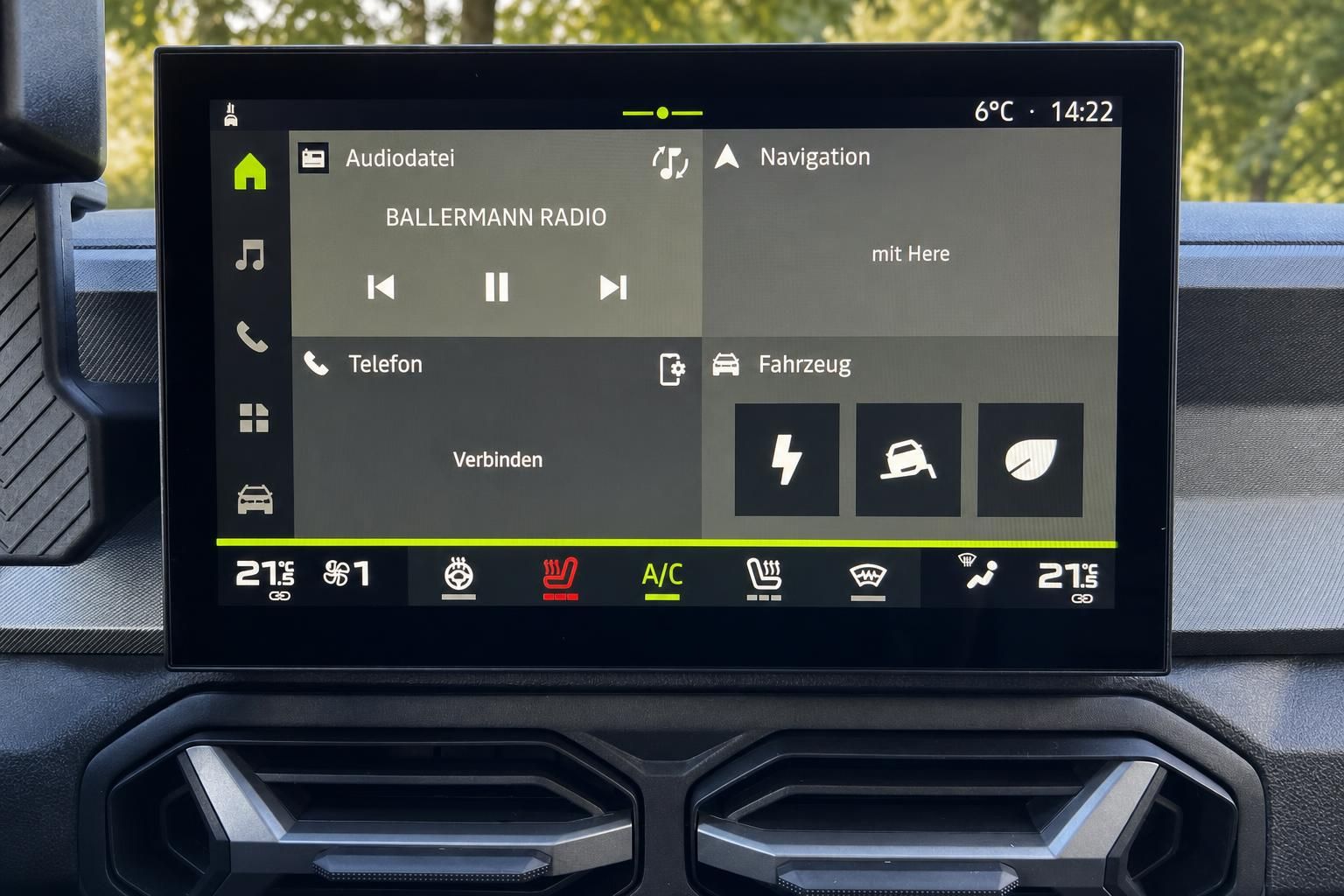 Fahrzeug Touchscreen Display mit Navigation und Klimasteuerung - moderne Technik
