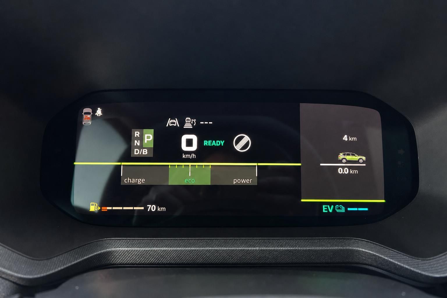 Digitales Kombiinstrument mit Elektrofahrzeug-Anzeige und Reichweitenanzeige im Fahrzeug-Innenraum