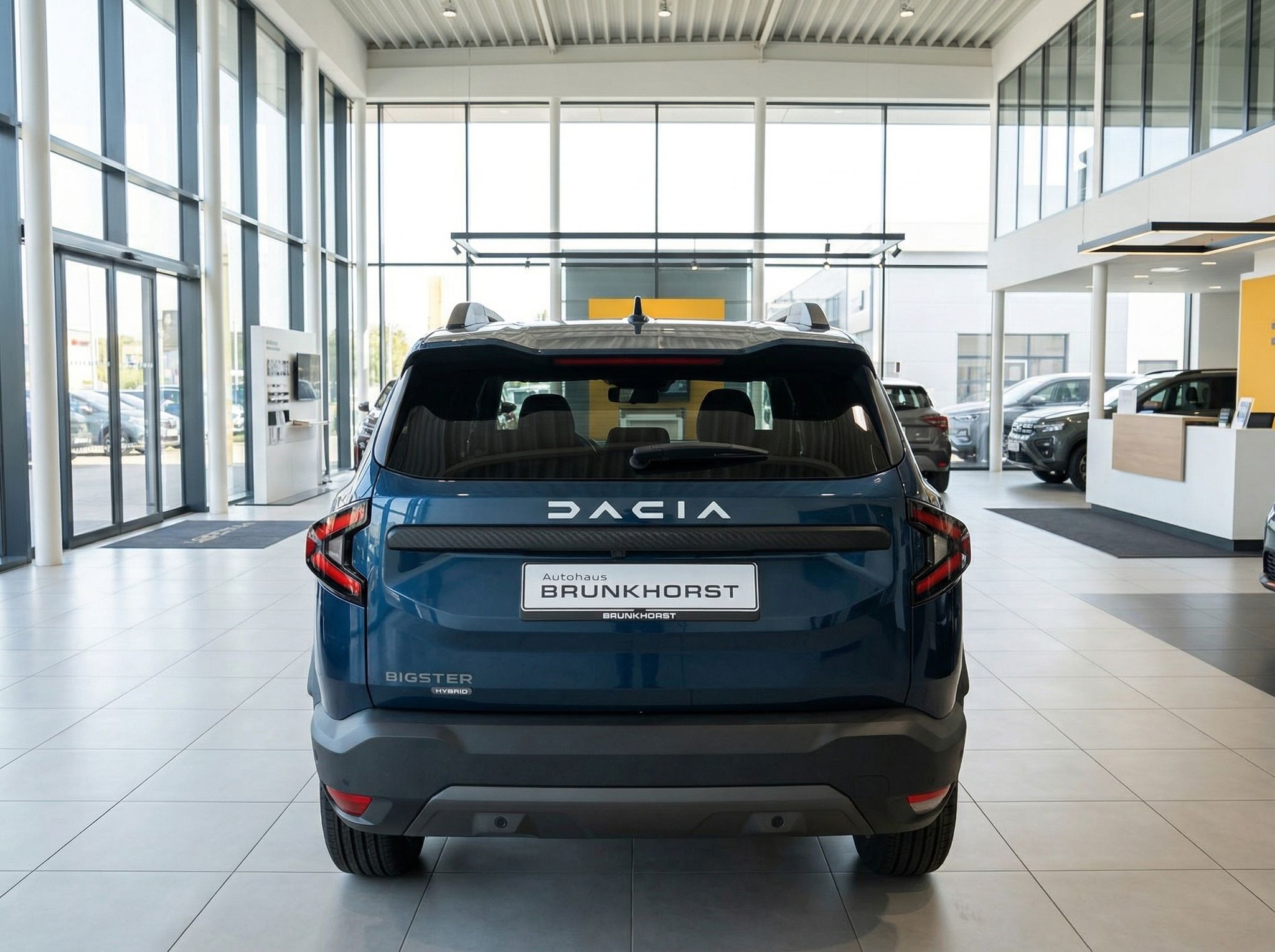 Dacia Bigster Hybrid SUV blau - Heckansicht mit Rücklichtern im Autohaus