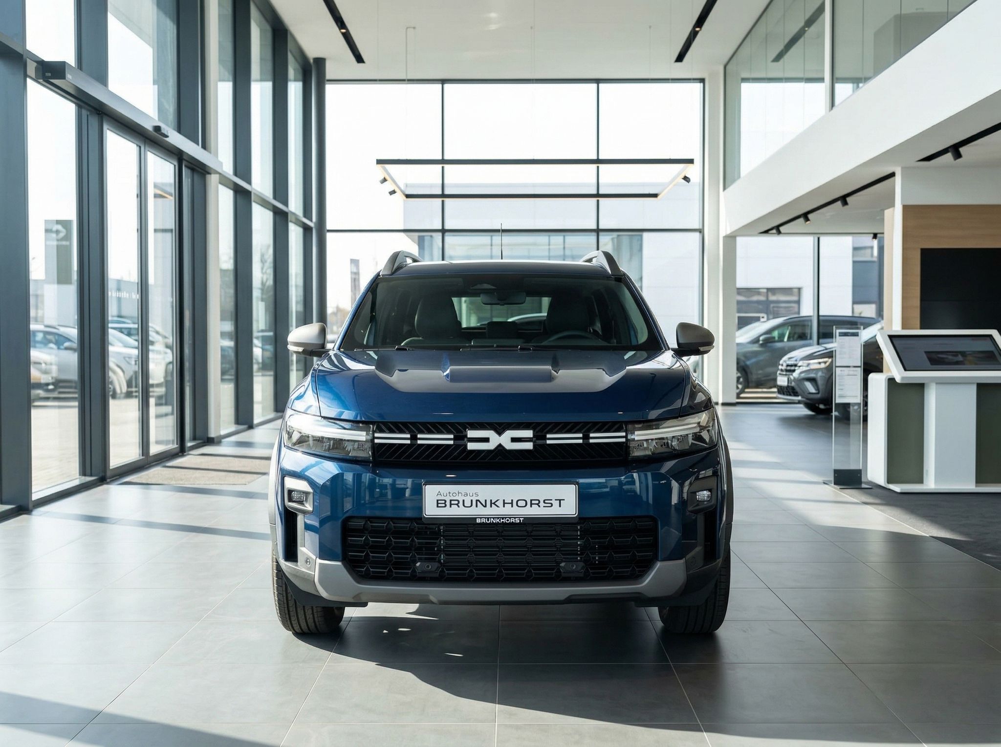 Dacia Bigster Hybrid SUV blau - Frontansicht mit LED-Scheinwerfern im Showroom
