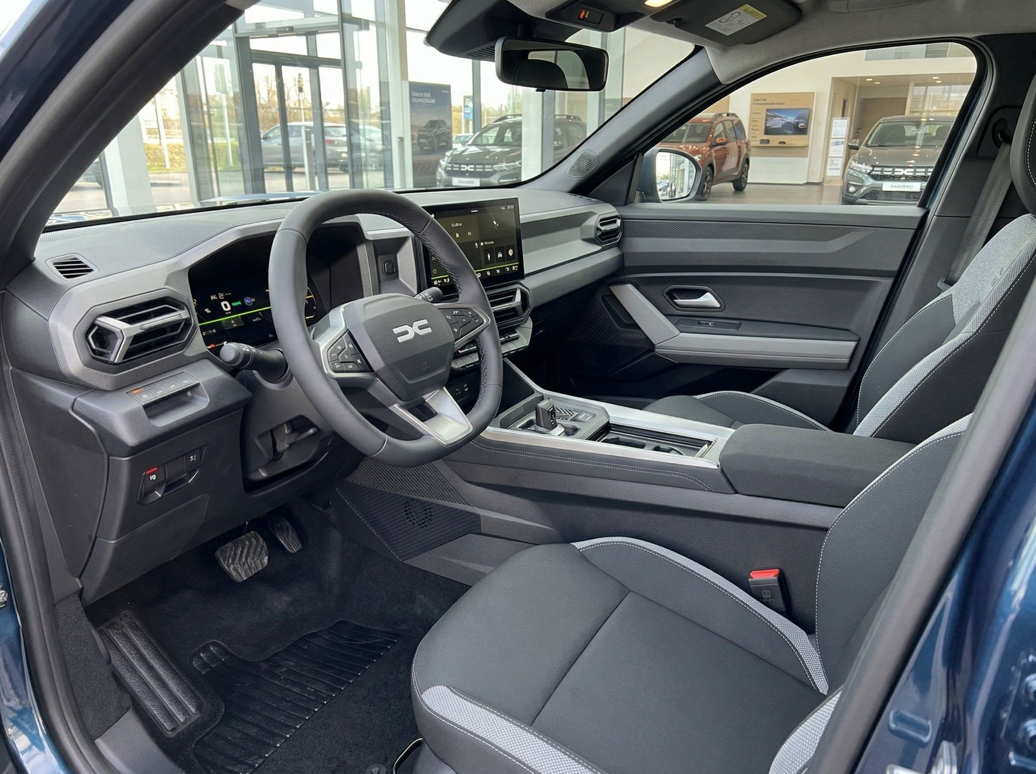 Dacia Bigster Innenraum - Cockpit mit Touchscreen und grauen Sportsitzen