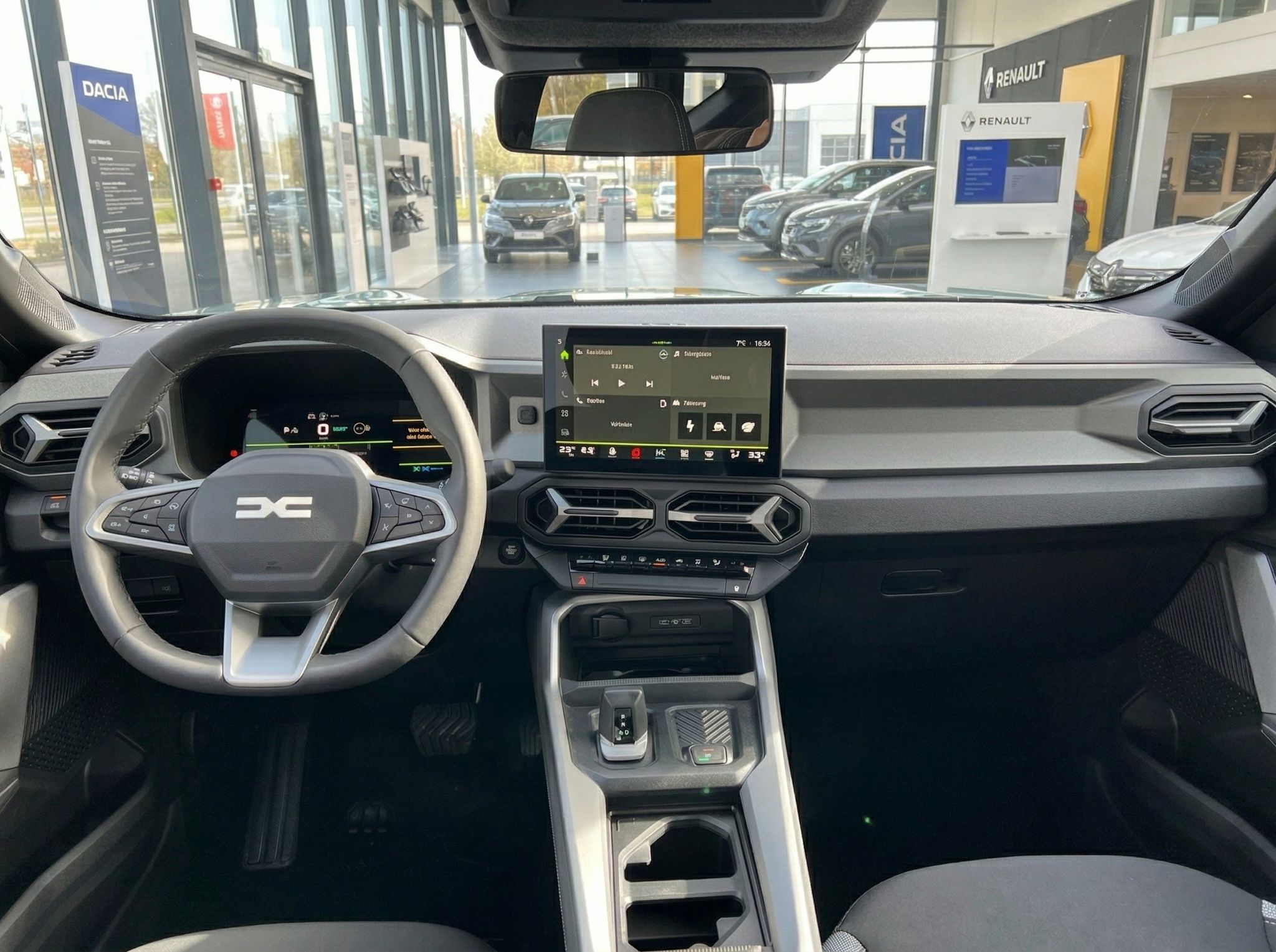 Dacia Innenraum mit Lenkrad, Touchscreen-Display und modernem Armaturenbrett - Cockpit-Ansicht