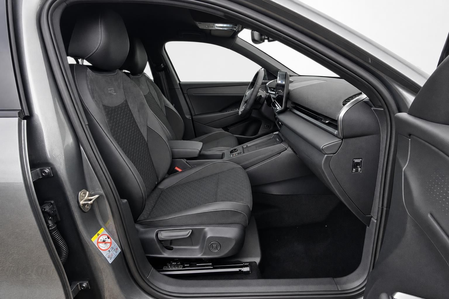 VW Innenraum schwarze Sportsitze und Armaturenbrett Detailansicht