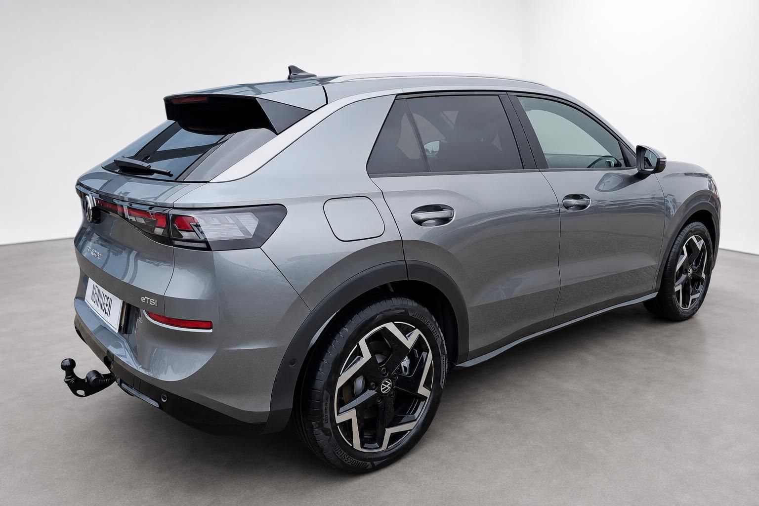 VW T-Roc eTSI grau Heck-Seitenansicht mit Anhaengerkupplung
