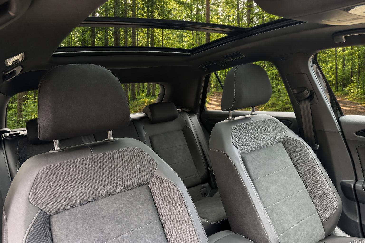 Volkswagen T-Roc Innenraum mit Panorama-Glasdach und Blick auf alle Sitzreihen