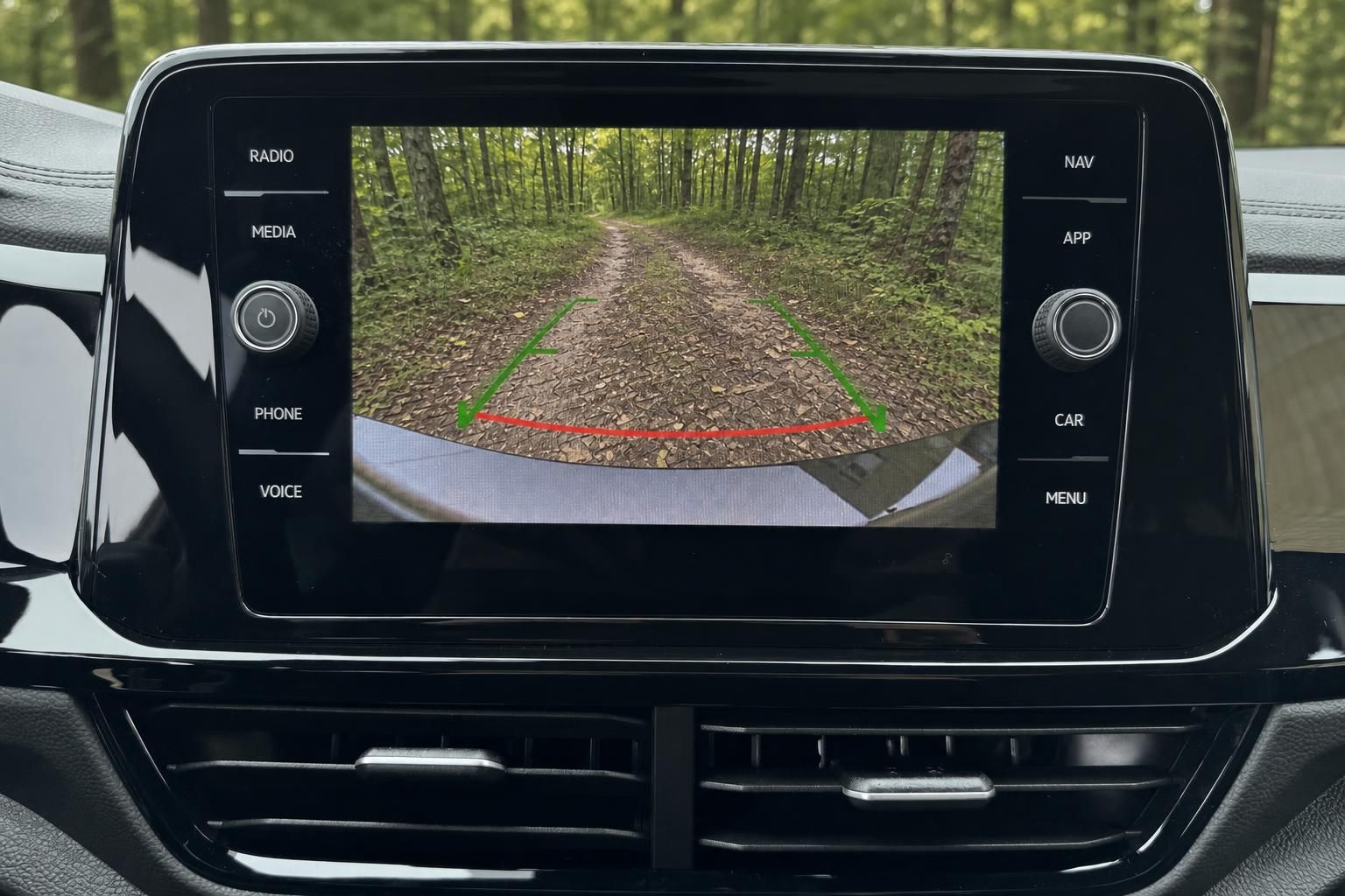 Volkswagen Infotainment-Display mit Rückfahrkamera und Navigationssystem - Innenraum Detail