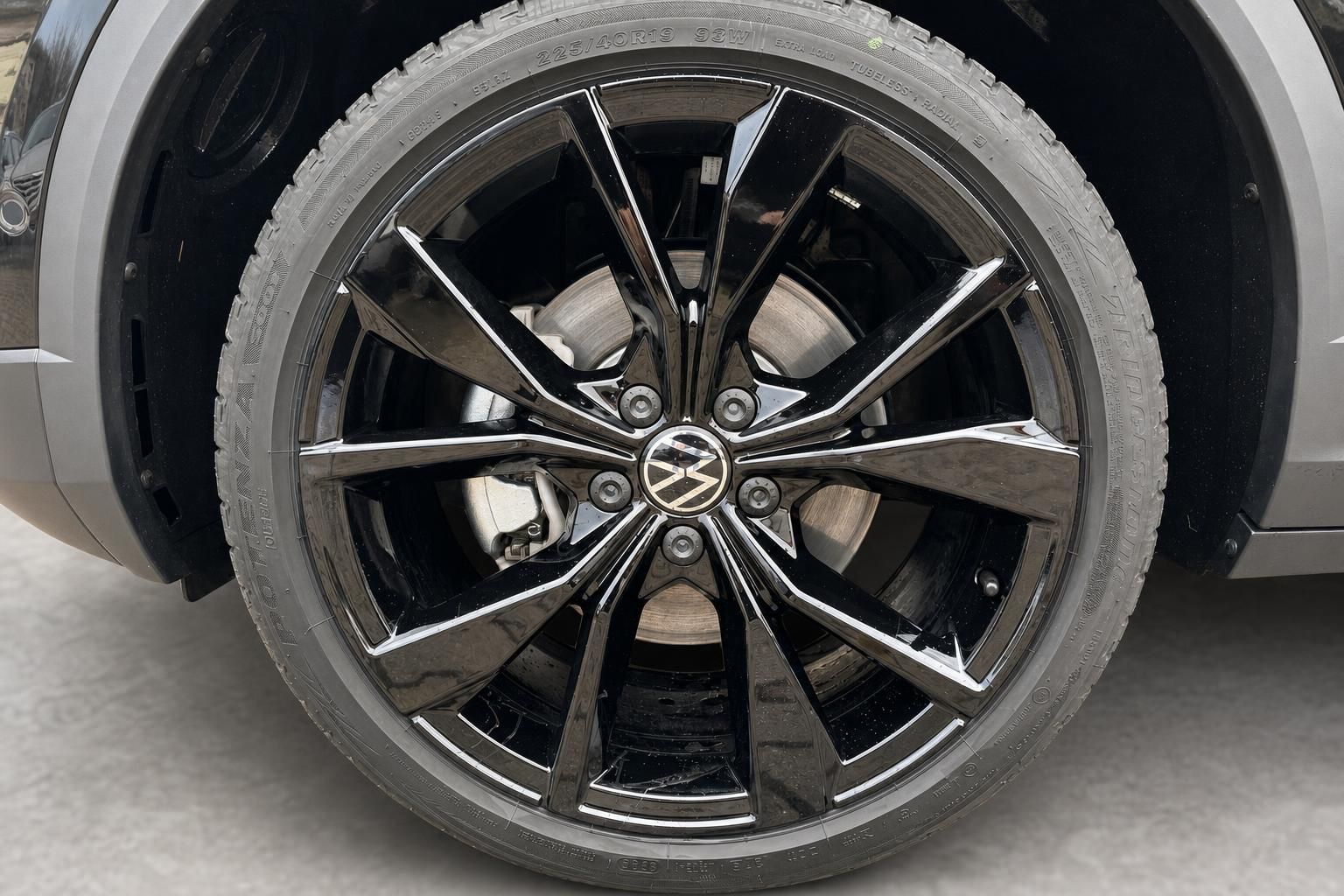 Volkswagen T-Roc 19-Zoll Leichtmetallfelge schwarz poliert mit VW-Logo und Bremsscheibe