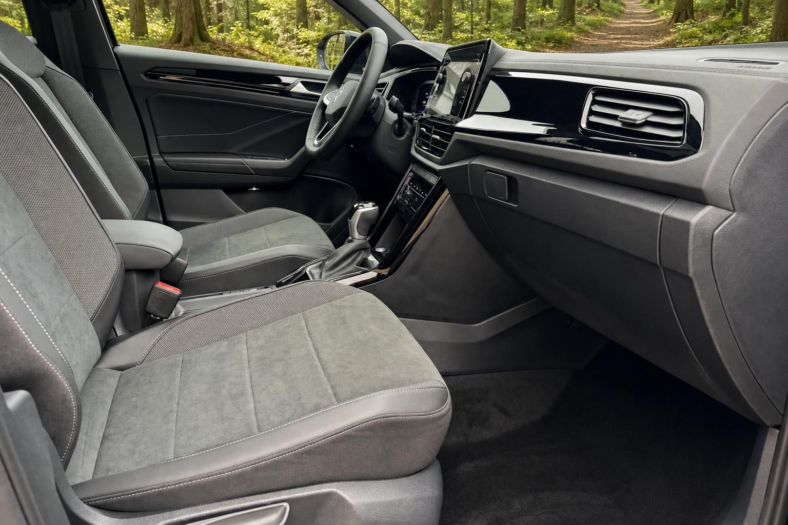 Volkswagen T-Roc Cockpit mit Lenkrad, Touchscreen und grauer Alcantara-Ausstattung