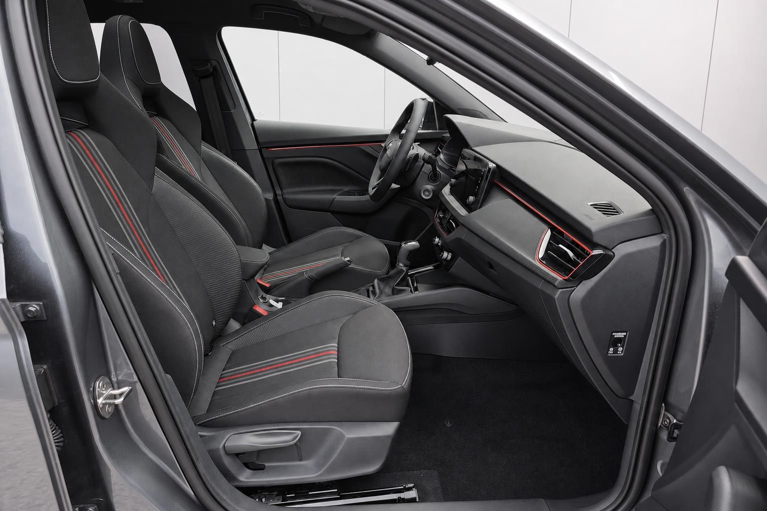 Skoda Innenraum Cockpit und Vordersitze mit Sportausstattung Detailansicht