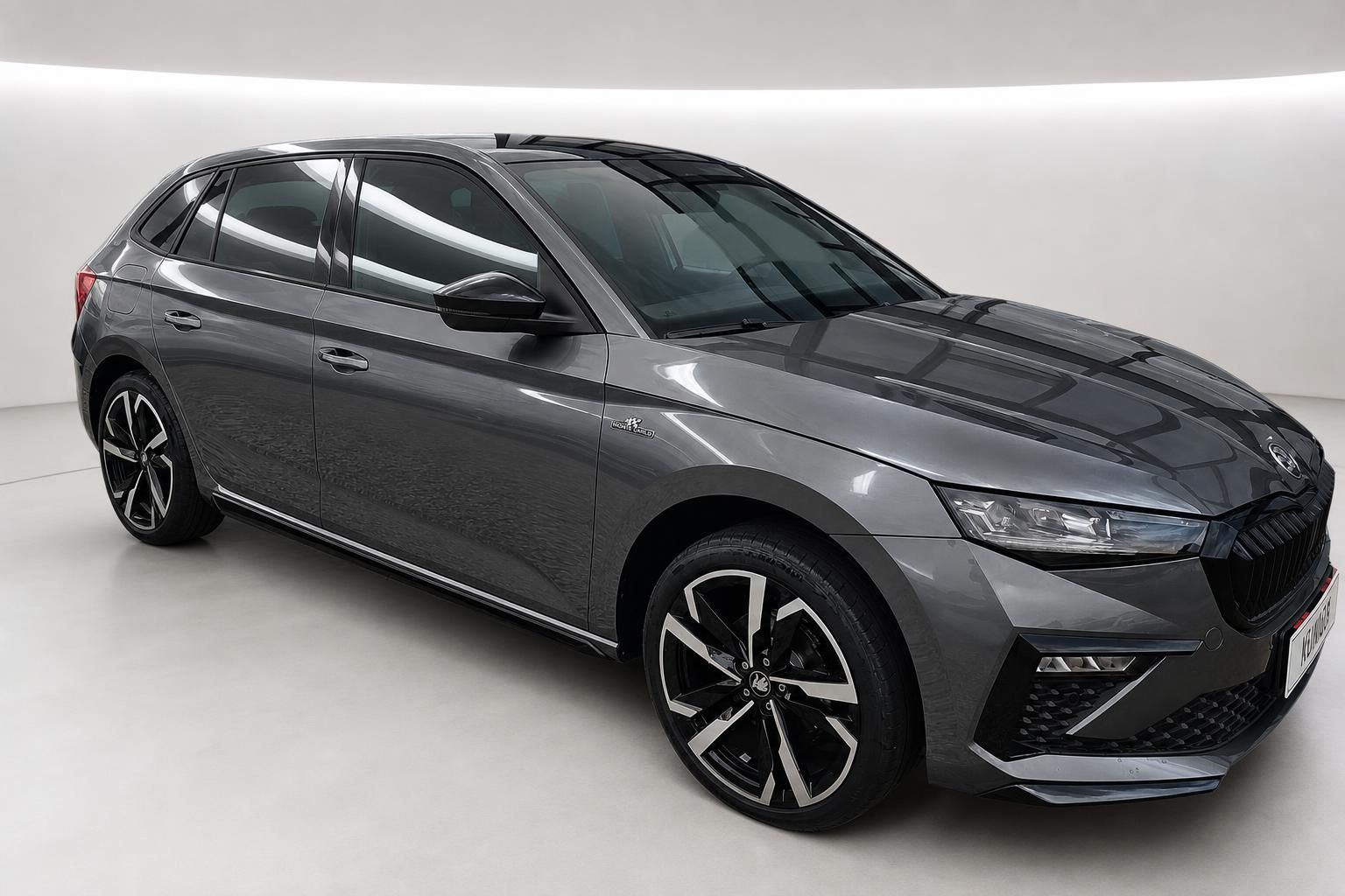 Skoda Scala grau metallic Seitenansicht mit Panoramadach und Alufelgen