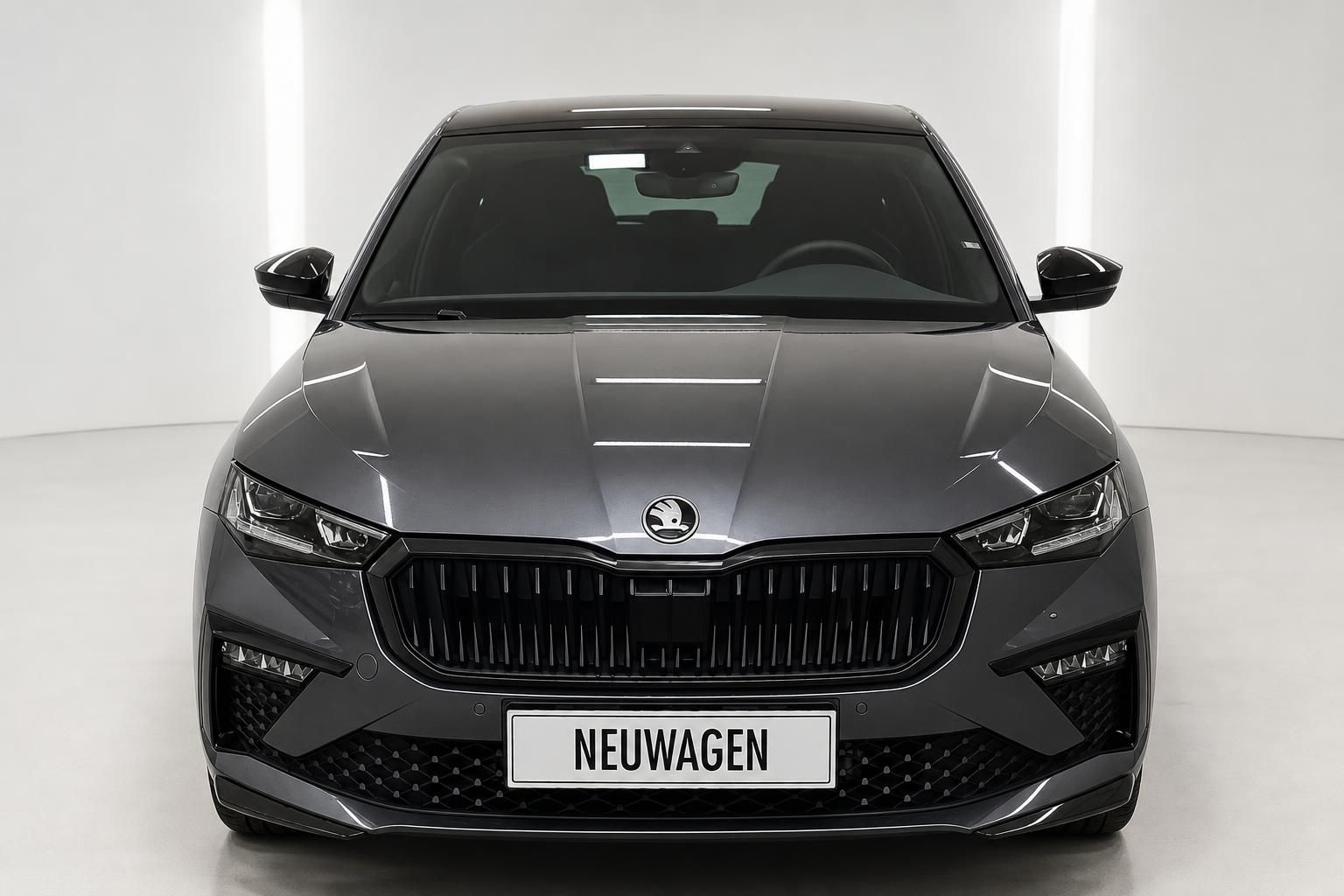 Skoda Scala Frontansicht grau mit schwarzem Kühlergrill und LED-Scheinwerfern