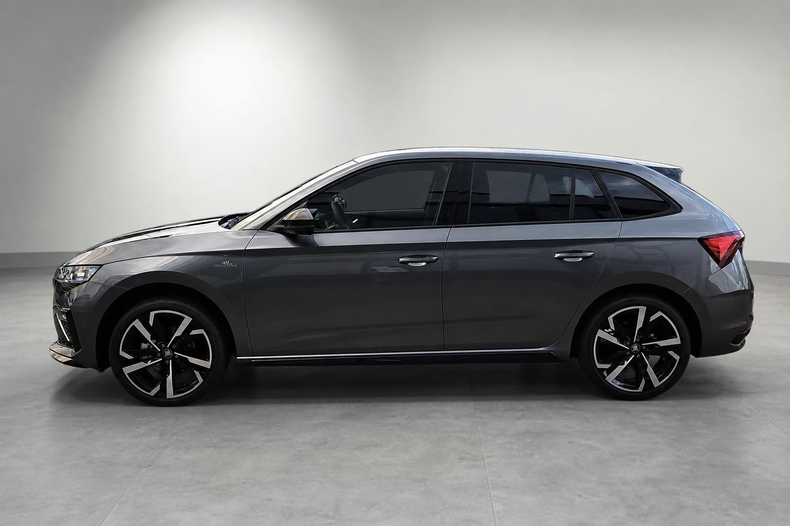 Skoda Scala Monte Carlo in Grau, Seitenansicht im Studio