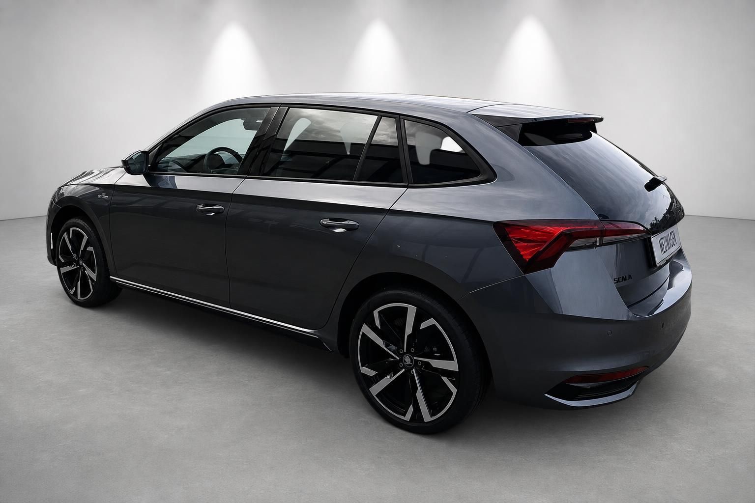 Skoda Scala grau Heckansicht mit LED-Rückleuchten und Dachspoiler