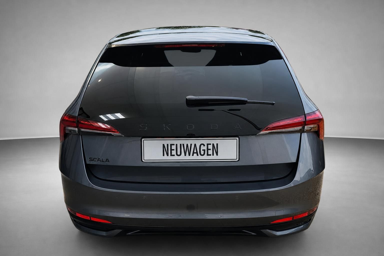 Skoda Scala Neuwagen in Grau, Heckansicht im Studio