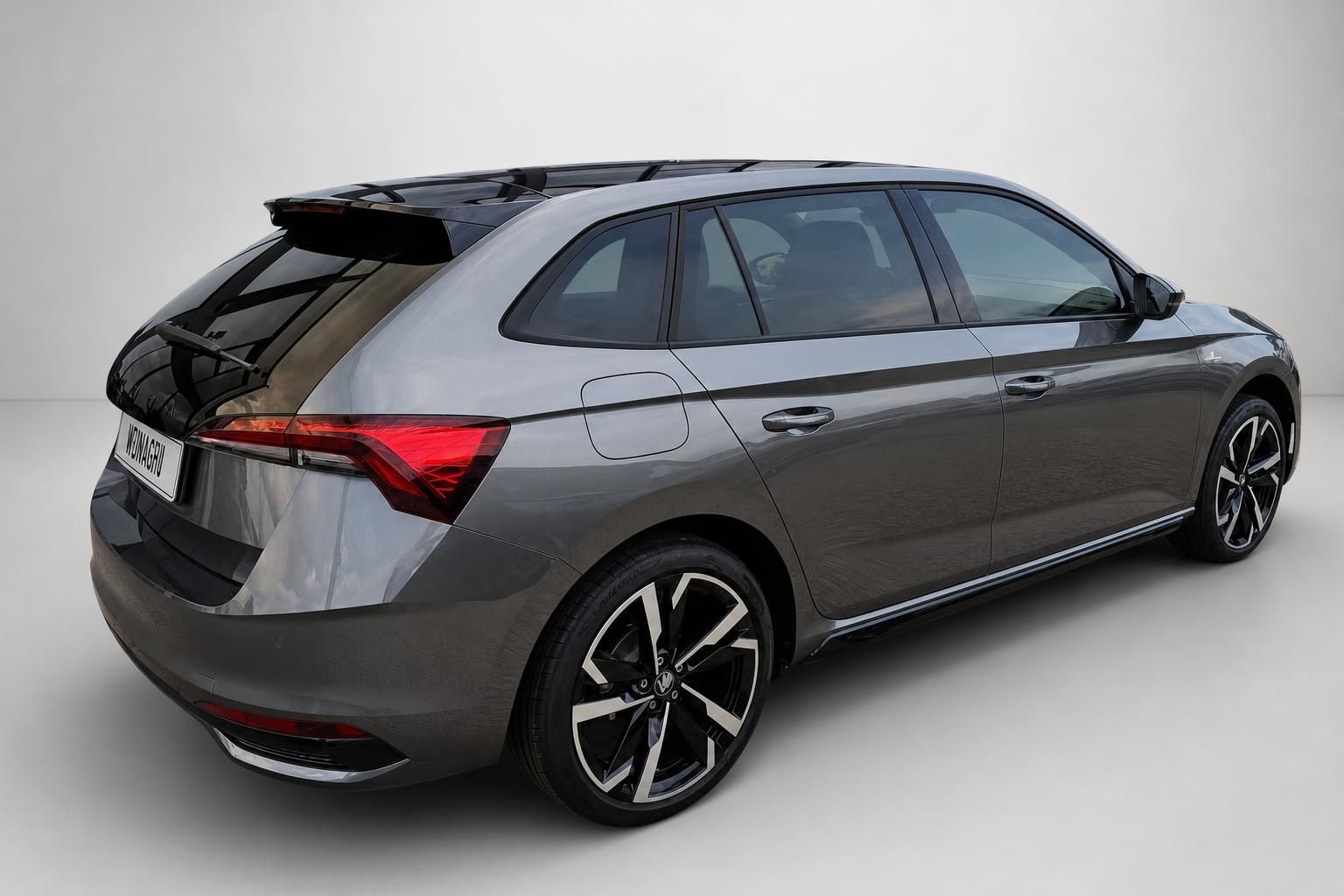Skoda Scala in Grau, Heck-Seitenansicht mit Panoramadach